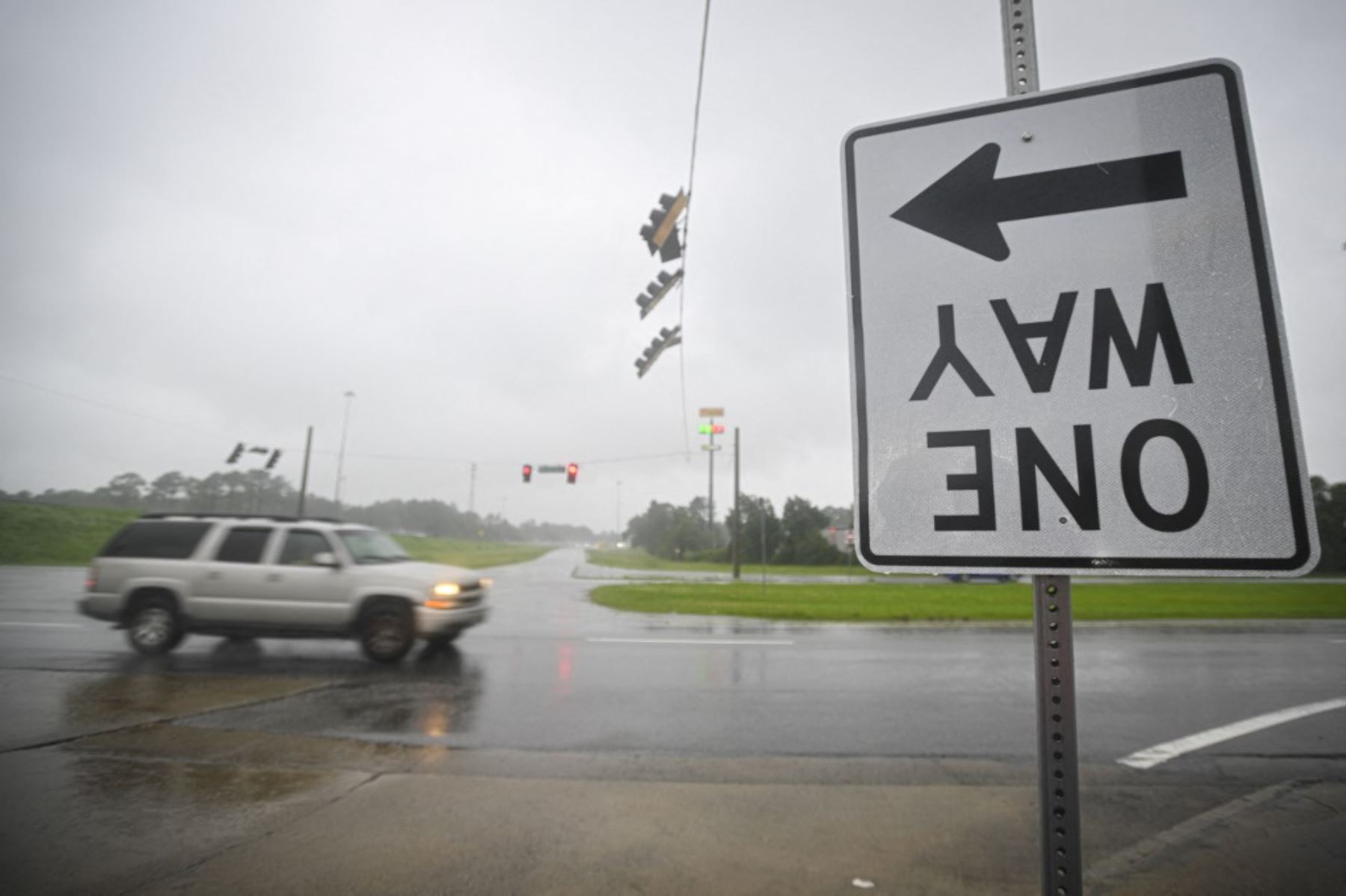 SAVANNAH, GEORGIA - 5 DE AGOSTO: Un vehículo circula por una calle inundada a causa de la lluvia de la tormenta tropical Debby en Savannah, Georgia. Según los informes, el huracán Debby se ha degradado a tormenta tropical después de tocar tierra en Florida. Foto: AFP