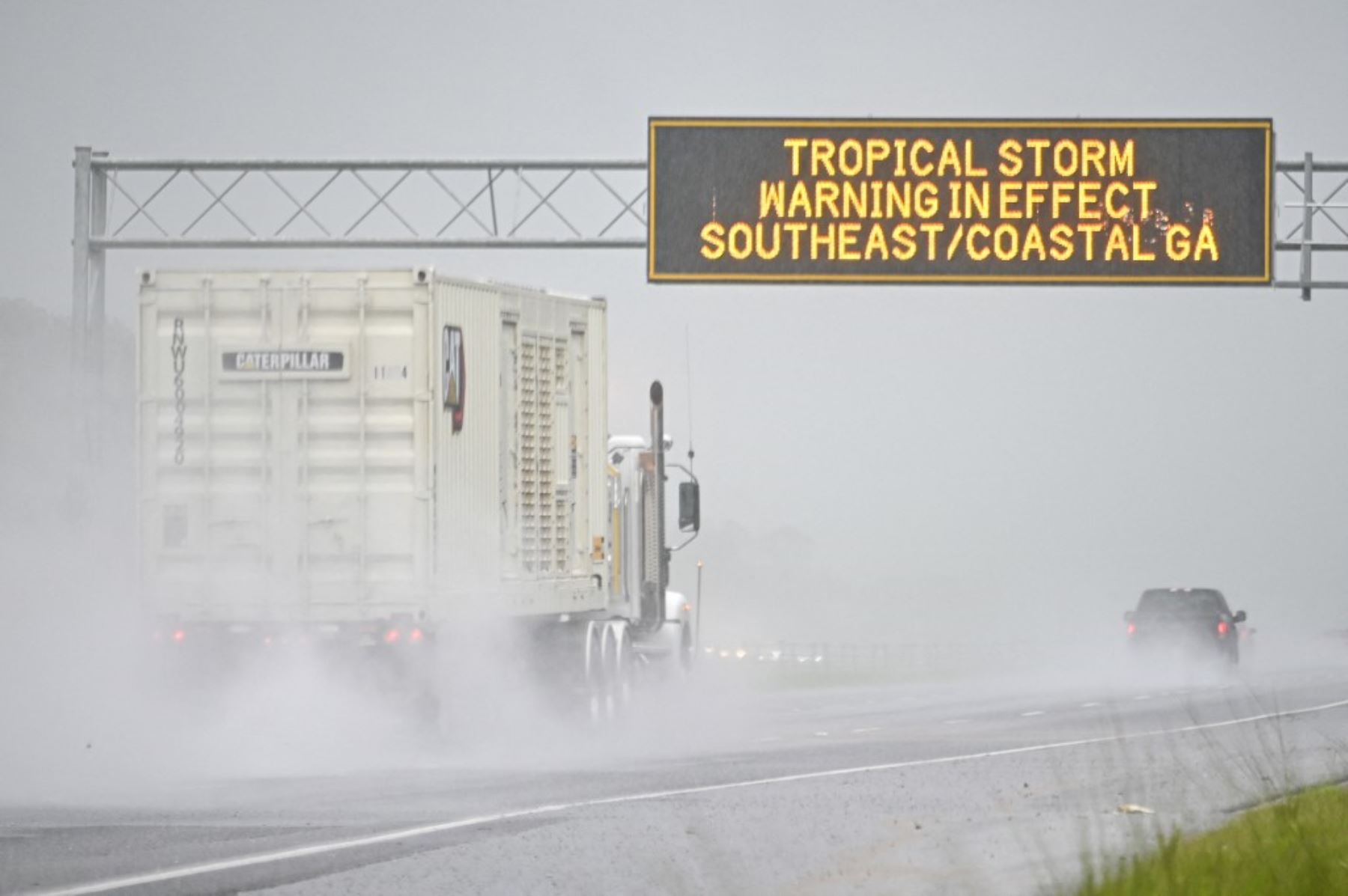 Una calle inundada por el paso de la tormenta tropical Debby en Savannah, Georgia. Según los informes, el huracán Debby se ha degradado a tormenta tropical después de tocar tierra en Florida, lo que ha provocado fuertes lluvias y una marejada ciclónica en el sureste. Foto: AFP