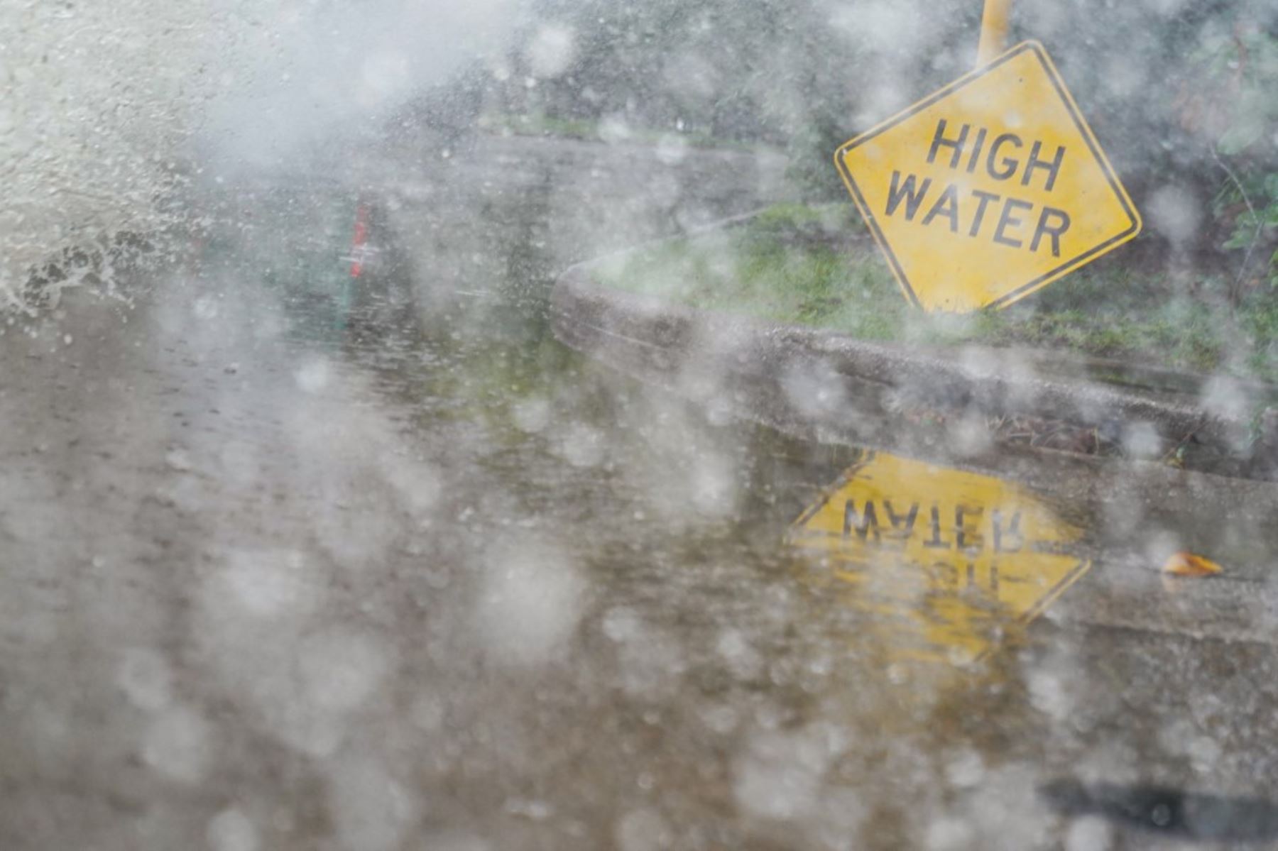 Los conductores pasan frente a un cartel de nivel alto de agua en Abercorn St. en Savannah, Georgia, tras el paso de la tormenta tropical Debby. Foto: AFP