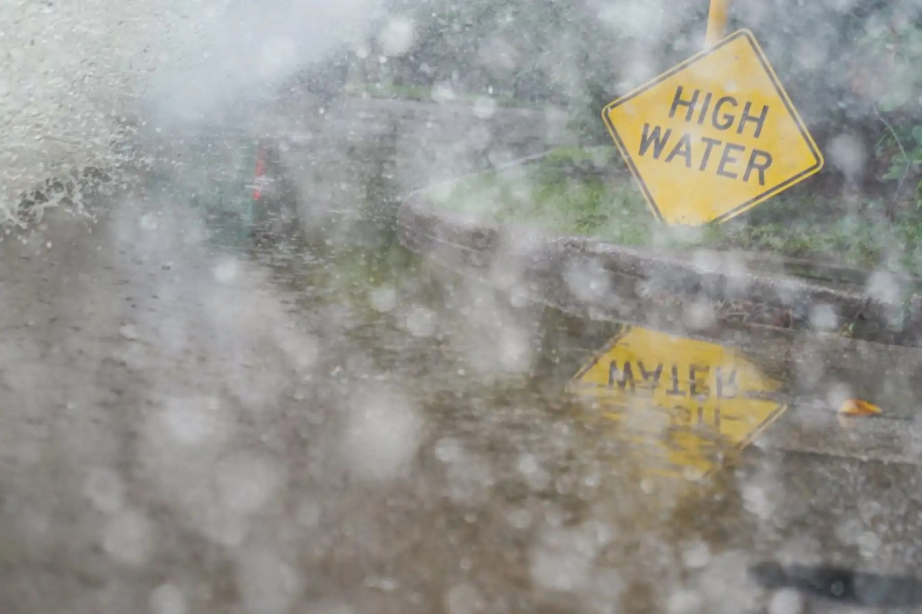 Los conductores pasan frente a un cartel de nivel alto de agua en Abercorn St. en Savannah, Georgia, tras el paso de la tormenta tropical Debby. Foto: AFP