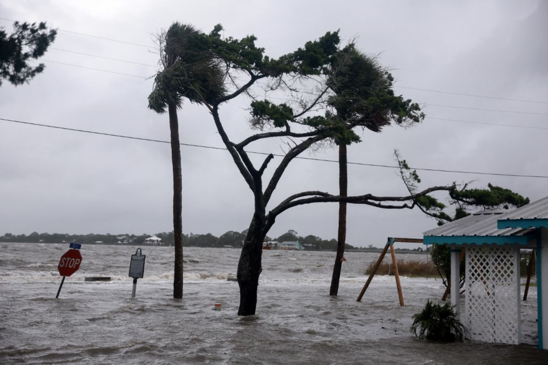 Los fuertes vientos, la lluvia y la marejada ciclónica del huracán Debby inundan un vecindario en Cedar Key, Florida. Foto: AFP