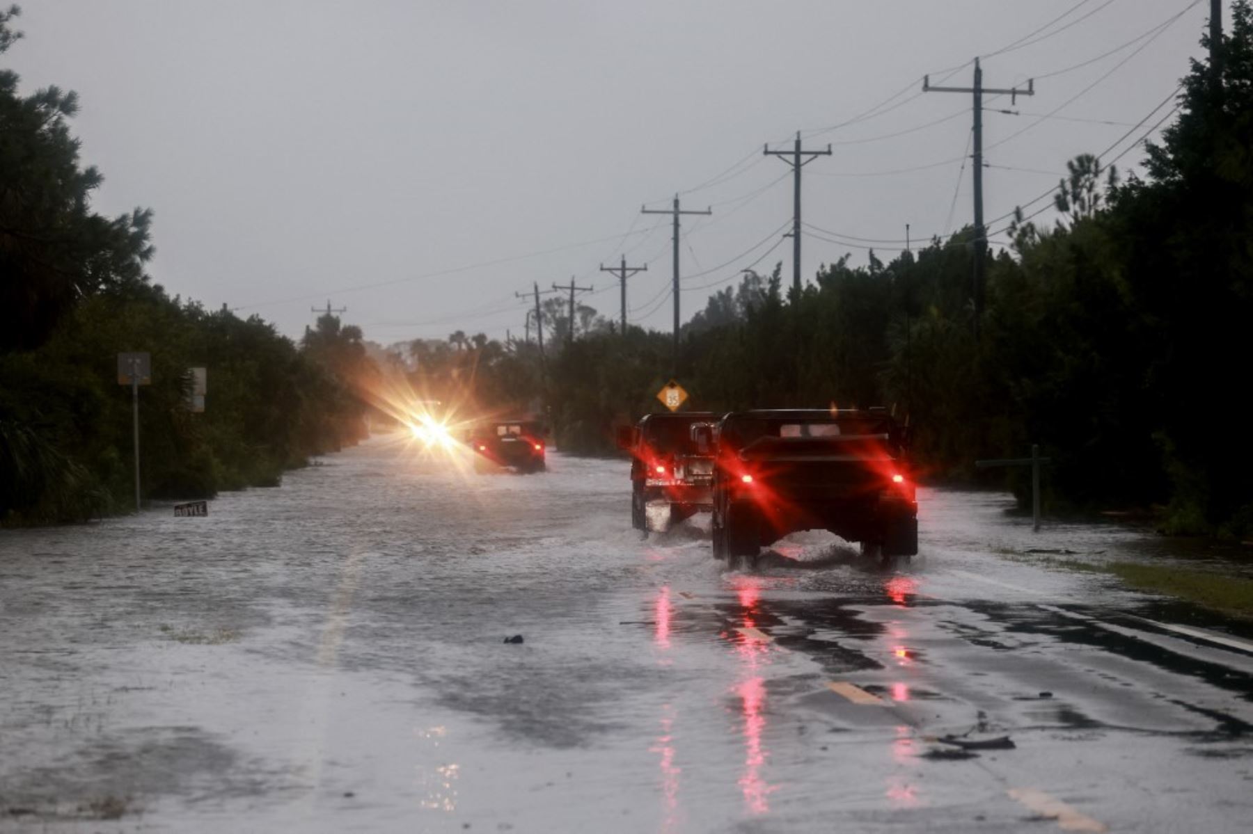 Vehículos de la Guardia Nacional de Florida recorren una calle inundada a causa de la lluvia y la marejada ciclónica del huracán Debby en Cedar Key, Florida. Tormentas de lluvia y fuertes vientos azotan la zona de Big Bend de Florida. Foto: AFP