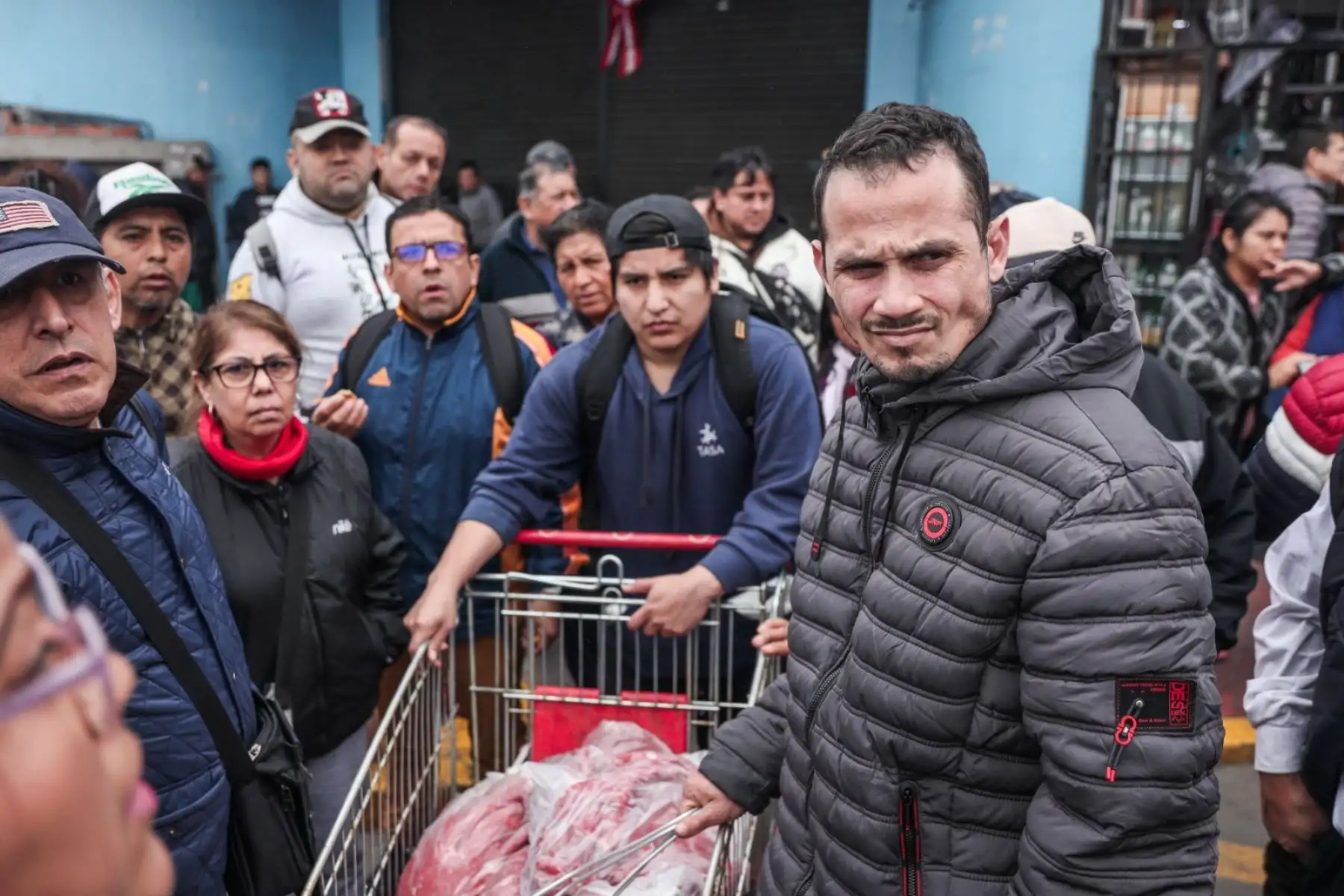 Comerciantes del mercado N° 1 de Surquillo retiran sus productos tras suspensión de actividades comerciales por implementación de medidas de seguridad. Foto: ANDINA/ Connie Calderon