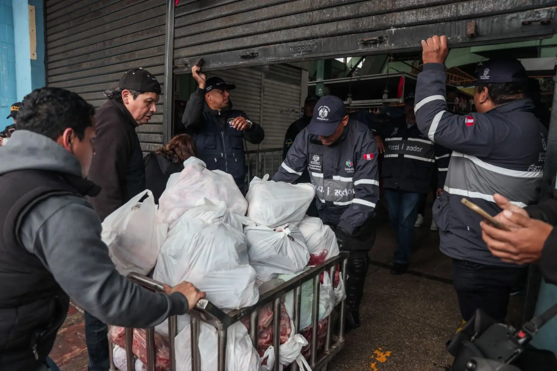 Comerciantes del mercado N° 1 de Surquillo retiran sus productos tras suspensión de actividades comerciales por implementación de medidas de seguridad. Foto: ANDINA/ Connie Calderon