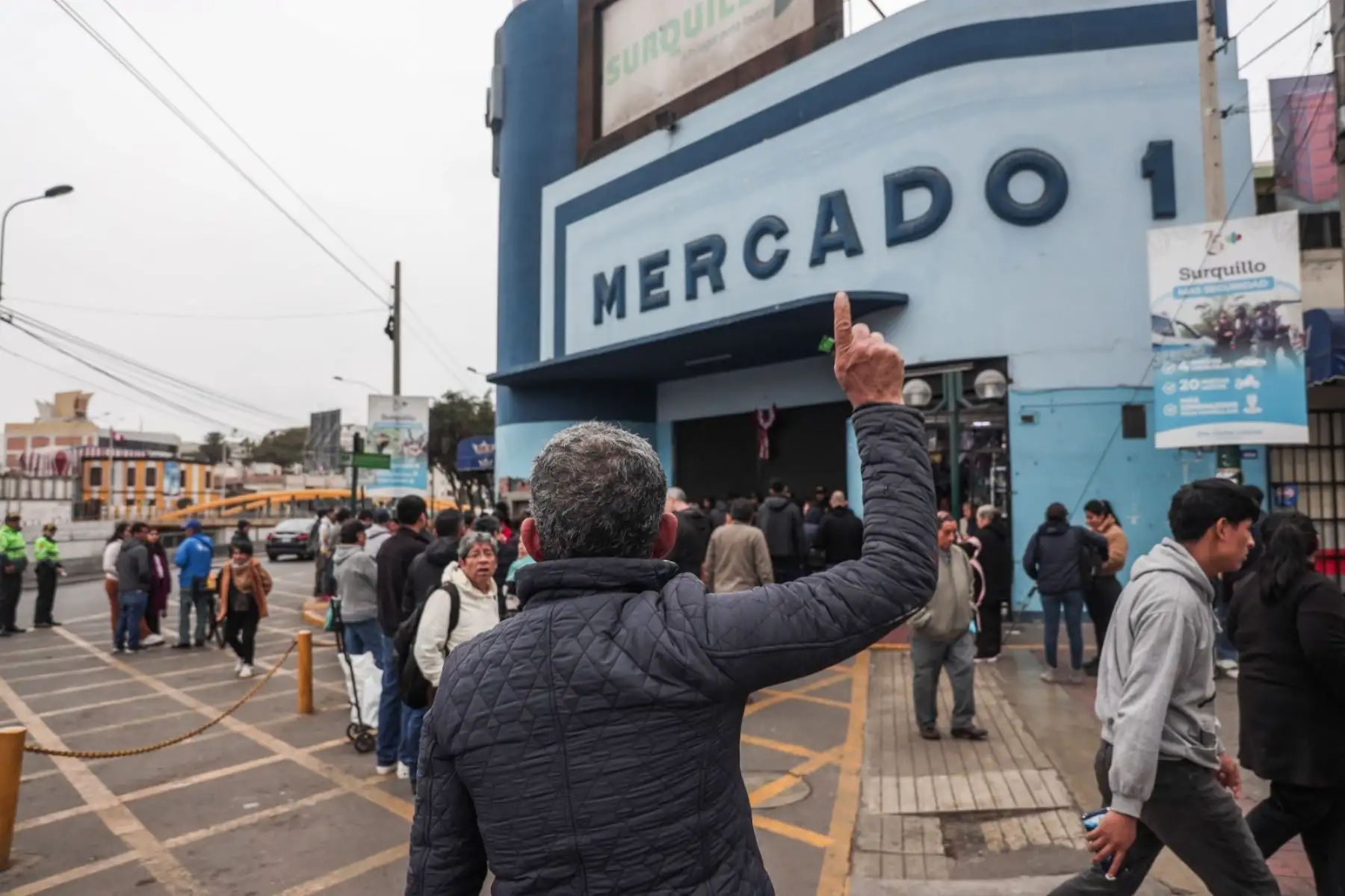 Comerciantes del mercado N° 1 de Surquillo retiran sus productos tras suspensión de actividades comerciales por implementación de medidas de seguridad. Foto: ANDINA/ Connie Calderon