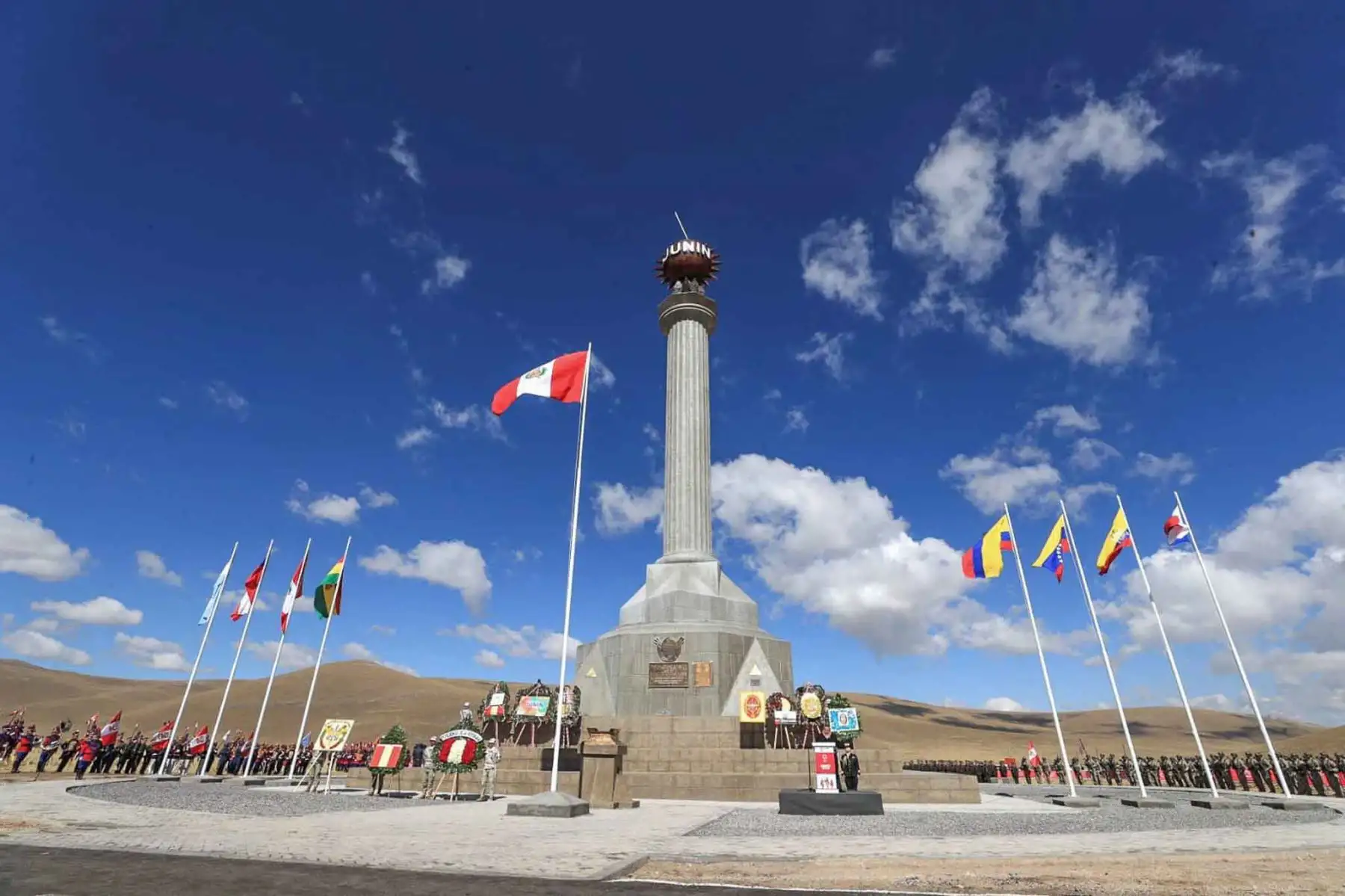 La ceremonia de realiza en el Santuario Histórico de Chacamarca, en las pampas de Junín, y cuenta también con la participación del presidente del Congreso, Eduardo Salhuana, y los miembros de la mesa directiva. Foto: PCM