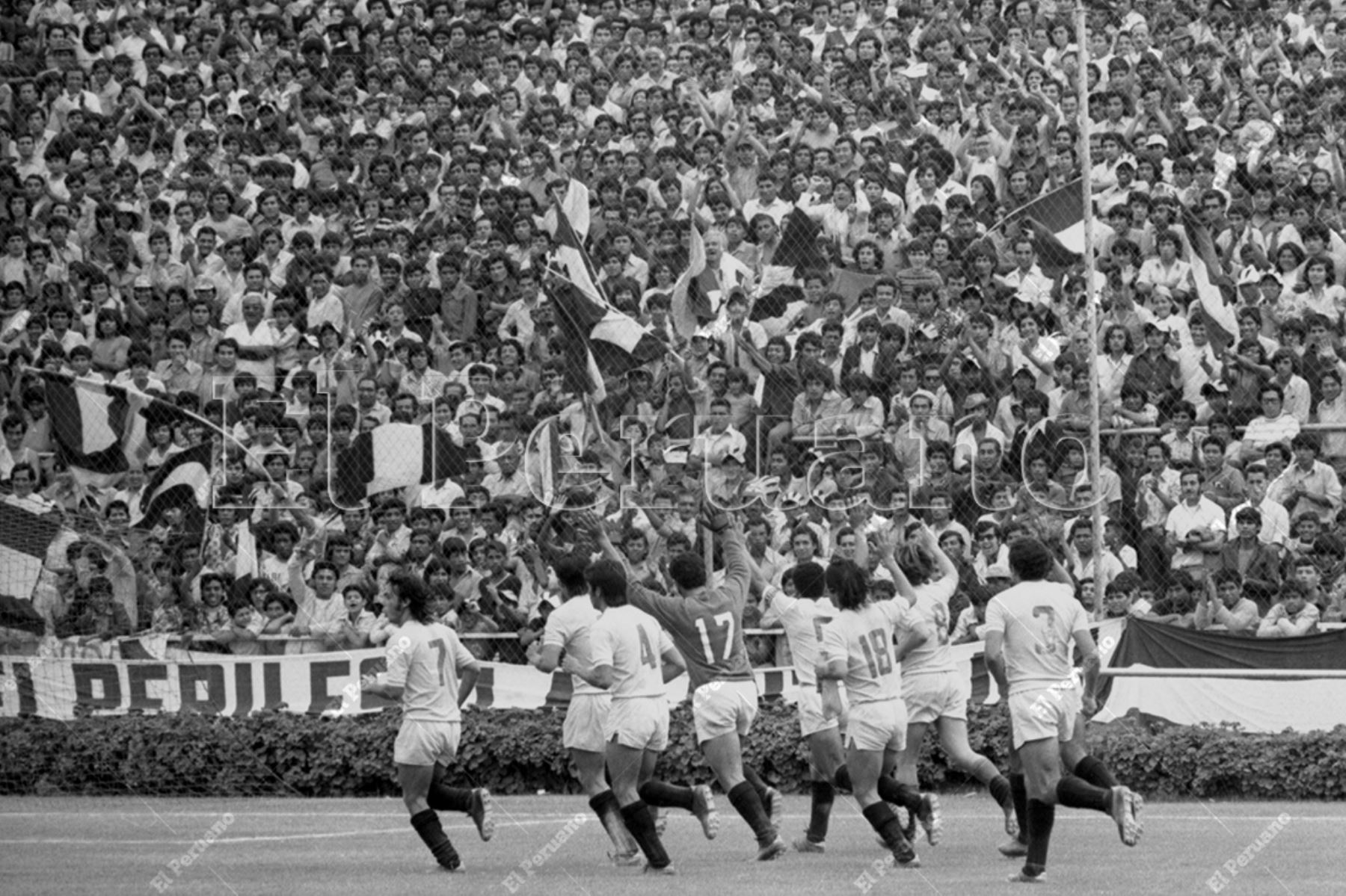 Lima - 29 diciembre 1974 / Jugadores de Universitario de Deportes dan la vuelta olímpica luego de vencer 1-0 a Nacional de Uruguay y ganar el torneo internacional "Señor de los Milagros" realizado por la inauguración del estadio de Alianza Lima. Foto: Archivo Histórico de El Peruano