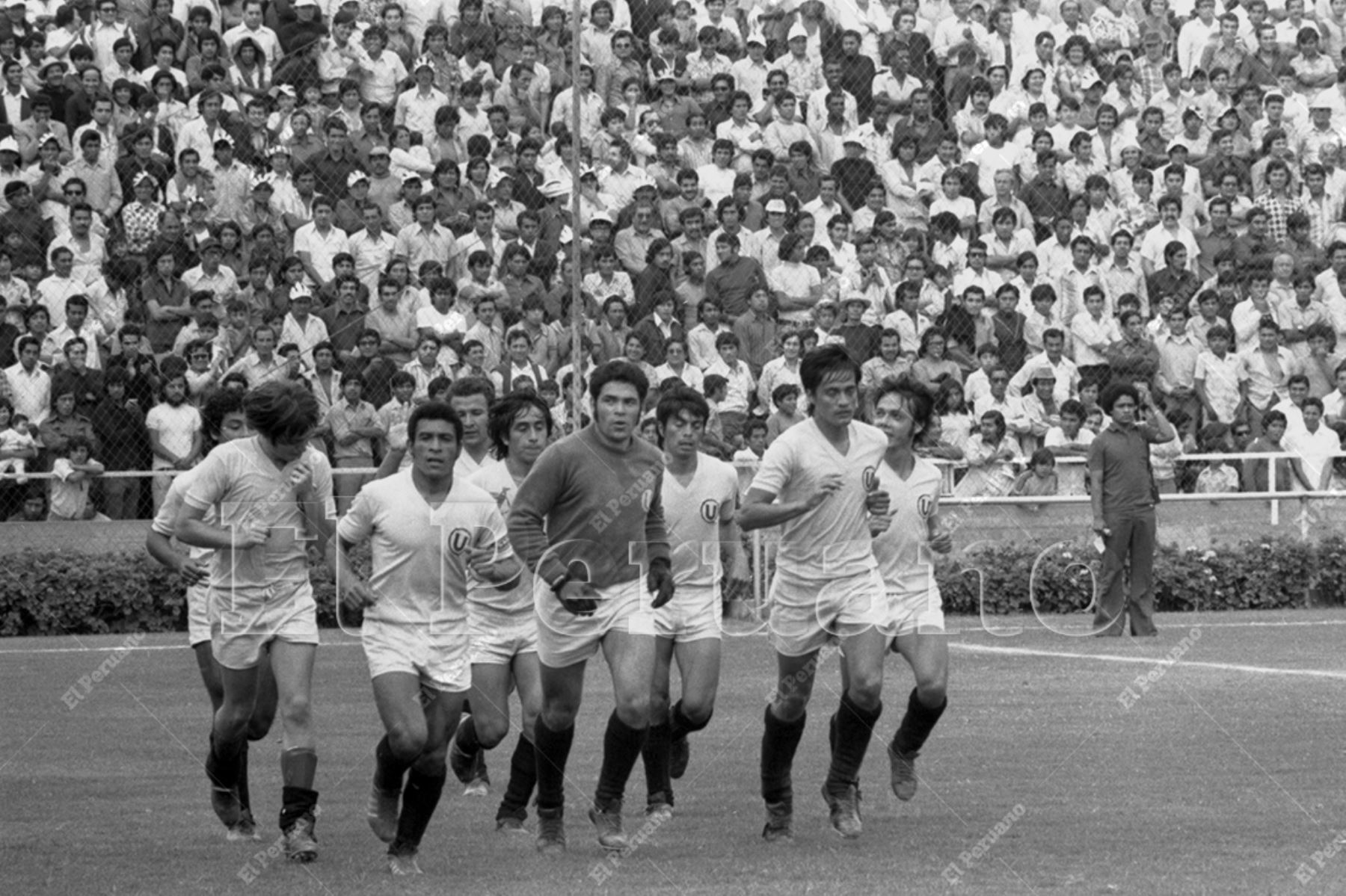 Lima - 29 diciembre 1974 / Jugadores de Universitario de Deportes, capitaneados por Héctor Chumpitaz, dan la vuelta olímpica luego de vencer 1-0 a Nacional de Uruguay y ganar el torneo internacional "Señor de los Milagros" realizado por la inauguración del estadio de Alianza Lima. Foto: Archivo Histórico de El Peruano / Raúl Sagástegui