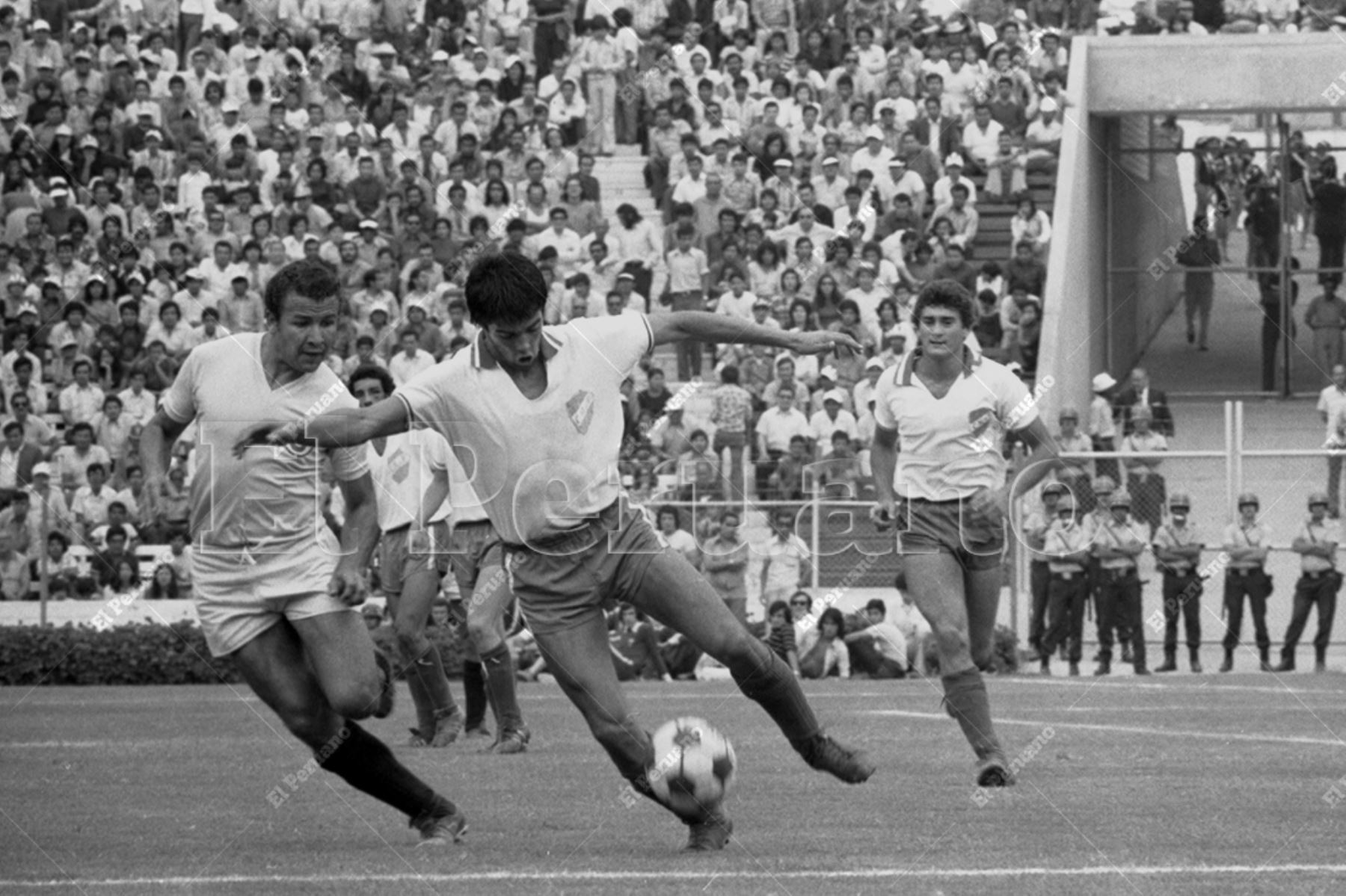 Lima - 29 diciembre 1974 / Con buena actuación de Fernando Cuéllar,  Universitario de Deportes  venció 1-0 a Nacional de Uruguay y ganó el torneo internacional "Señor de los Milagros" realizado por la inauguración del estadio de Alianza Lima. Foto: Archivo Histórico de El Peruano / Raúl Sagástegui