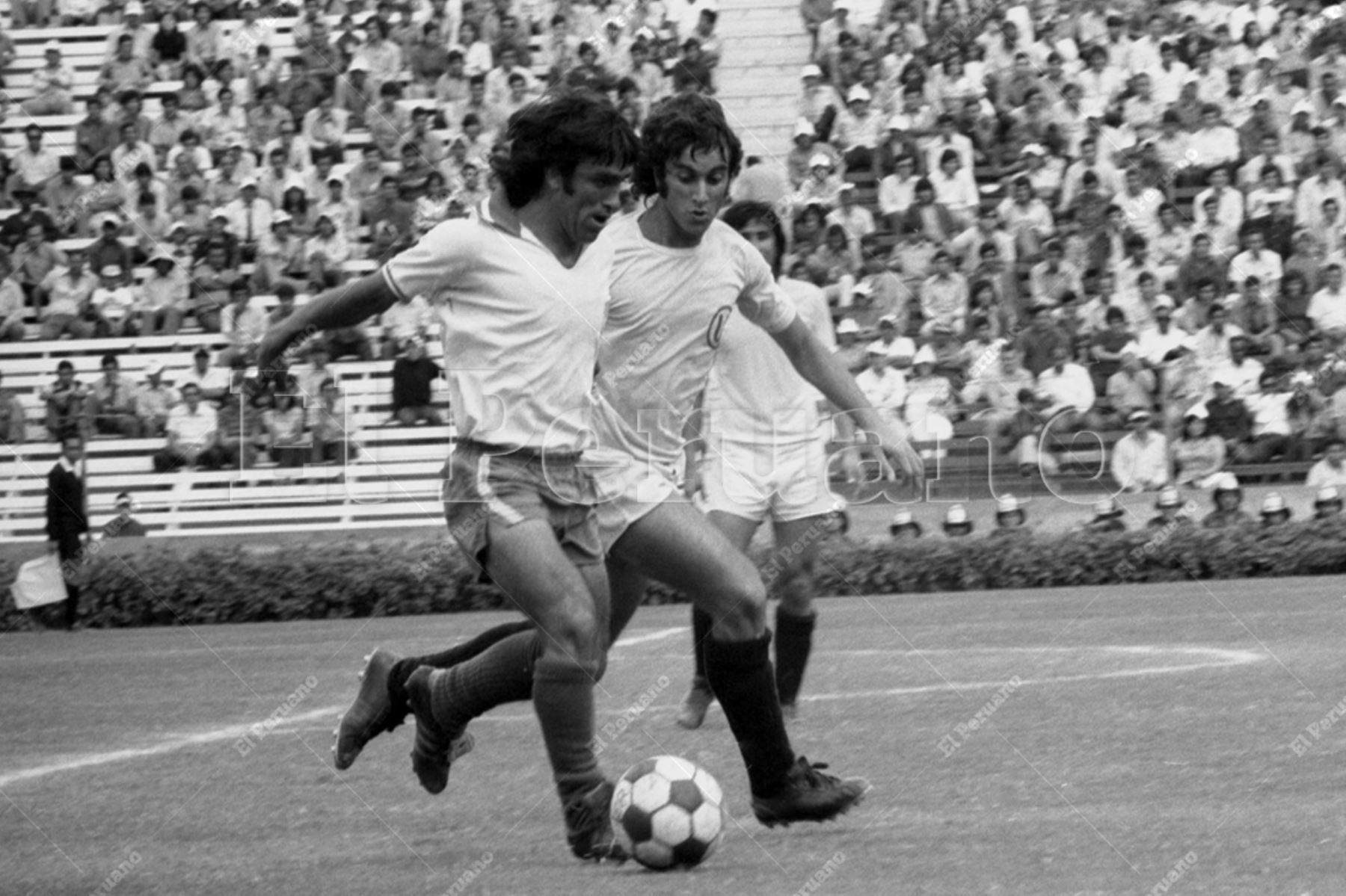 Lima - 29 diciembre 1974 / Con buena actuación del delantero Juan Carlos Oblitas,  Universitario de Deportes  venció 1-0 a Nacional de Uruguay y ganó el torneo internacional "Señor de los Milagros" realizado por la inauguración del estadio de Alianza Lima. Foto: Archivo Histórico de El Peruano / Raúl Sagástegui