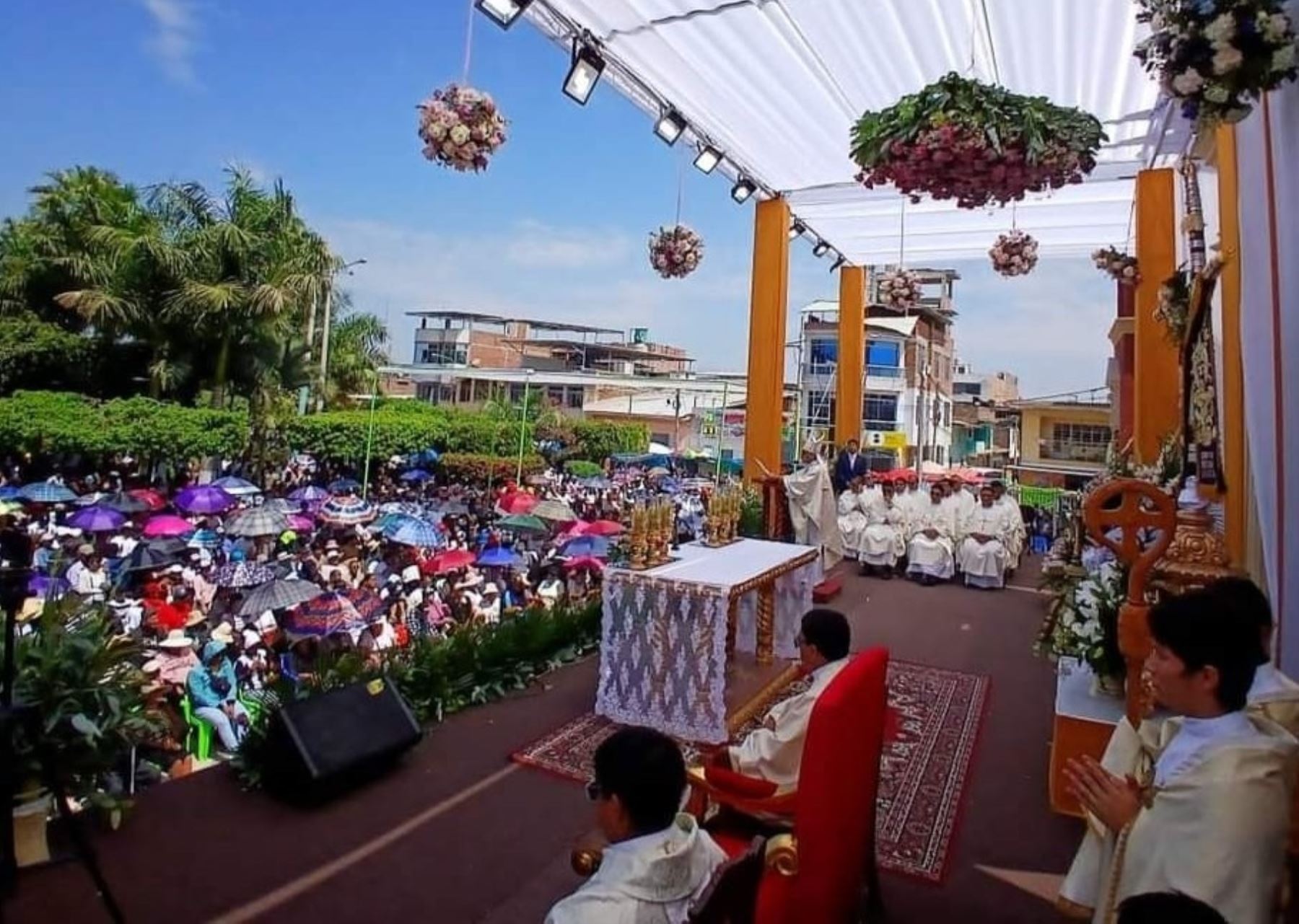 Cientos de fieles abarrotaron la plaza principal del distrito de Motupe, en Lambayeque durante la misa en honor a la Santísima Cruz de Motupe que celebra esta semana su festividad. ANDINA/Difusión