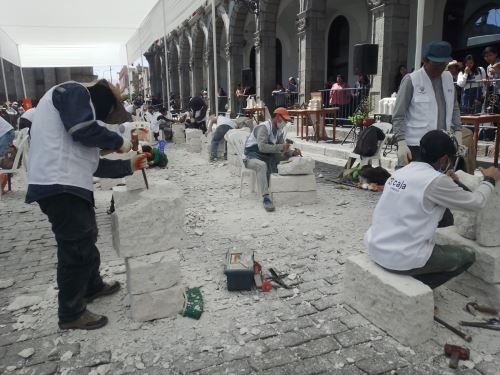 Artesanos arequipeños compiten en el XXI Concurso de Tallado en Sillar, IX Fierro Forjado, VII Repujado en Cobre y VII Repujado en Cuero que se realiza en homenaje por el aniversario de la Ciudad Blanca. ANDINA/Difusión