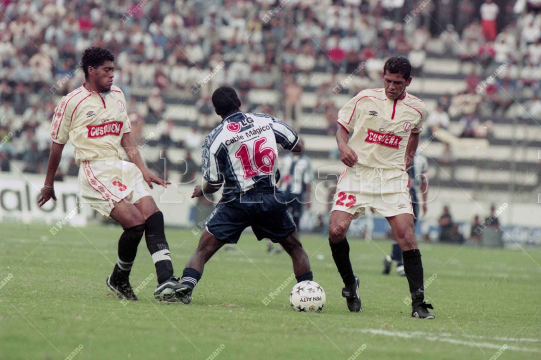 Lima - 20 diciembre 1999 / José Luis Carranza firme en la marca. Universitario  de Deportes se coronó bicampeón del fútbol peruano en el estadio de Alianza Lima, pese a perder 0-1 pues en el primer partido del play off venció a su clásico rival por 3-0. Foto: Archivo Histórico de El Peruano / Jack Ramón