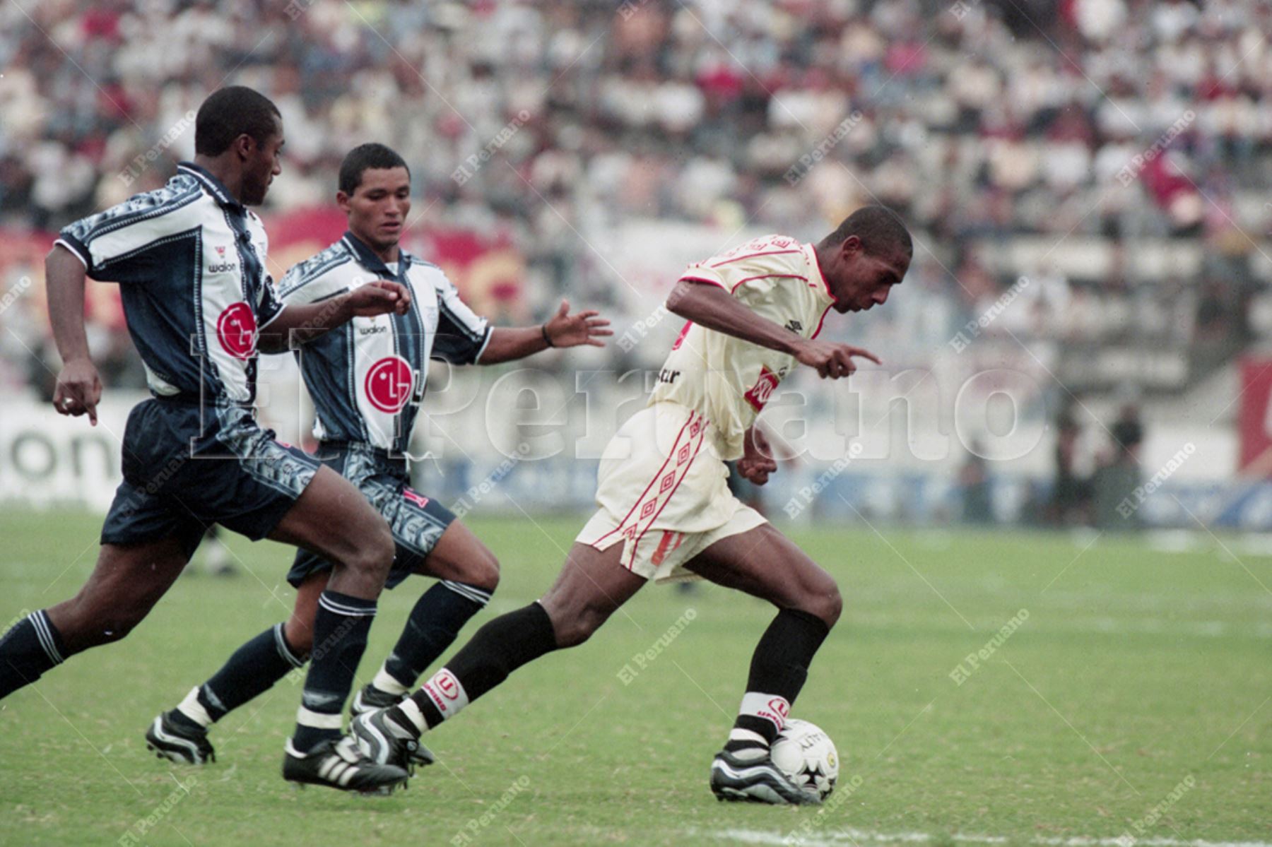 Lima - 20 diciembre 1999 / Eduardo Esidio fue figura durante toda la temporada. Universitario  de Deportes se coronó bicampeón del fútbol peruano en el estadio de Alianza Lima, pese a perder 0-1 pues en el primer partido del play off  venció a su clásico rival por 3-0. Foto: Archivo Histórico de El Peruano / Jack Ramón