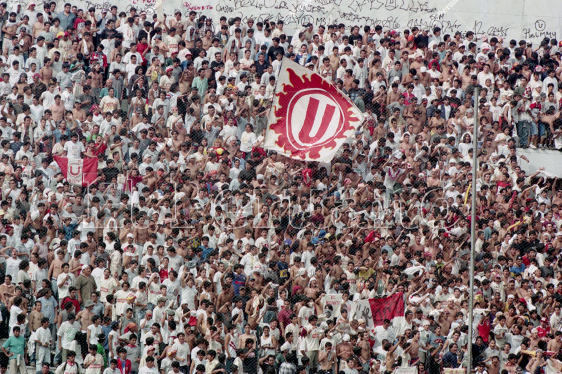 Lima - 20 diciembre 1999 / La hinchada crema celebra el bicampeonato de Universitario  de Deportes. El cuadro crema se coronó bicampeón del fútbol peruano pese a perder 0-1 ante Alianza Lima, pues en el primer partido del play off venció por 3-0 a su clásico rival. Foto: Archivo Histórico de El Peruano / Jack Ramón