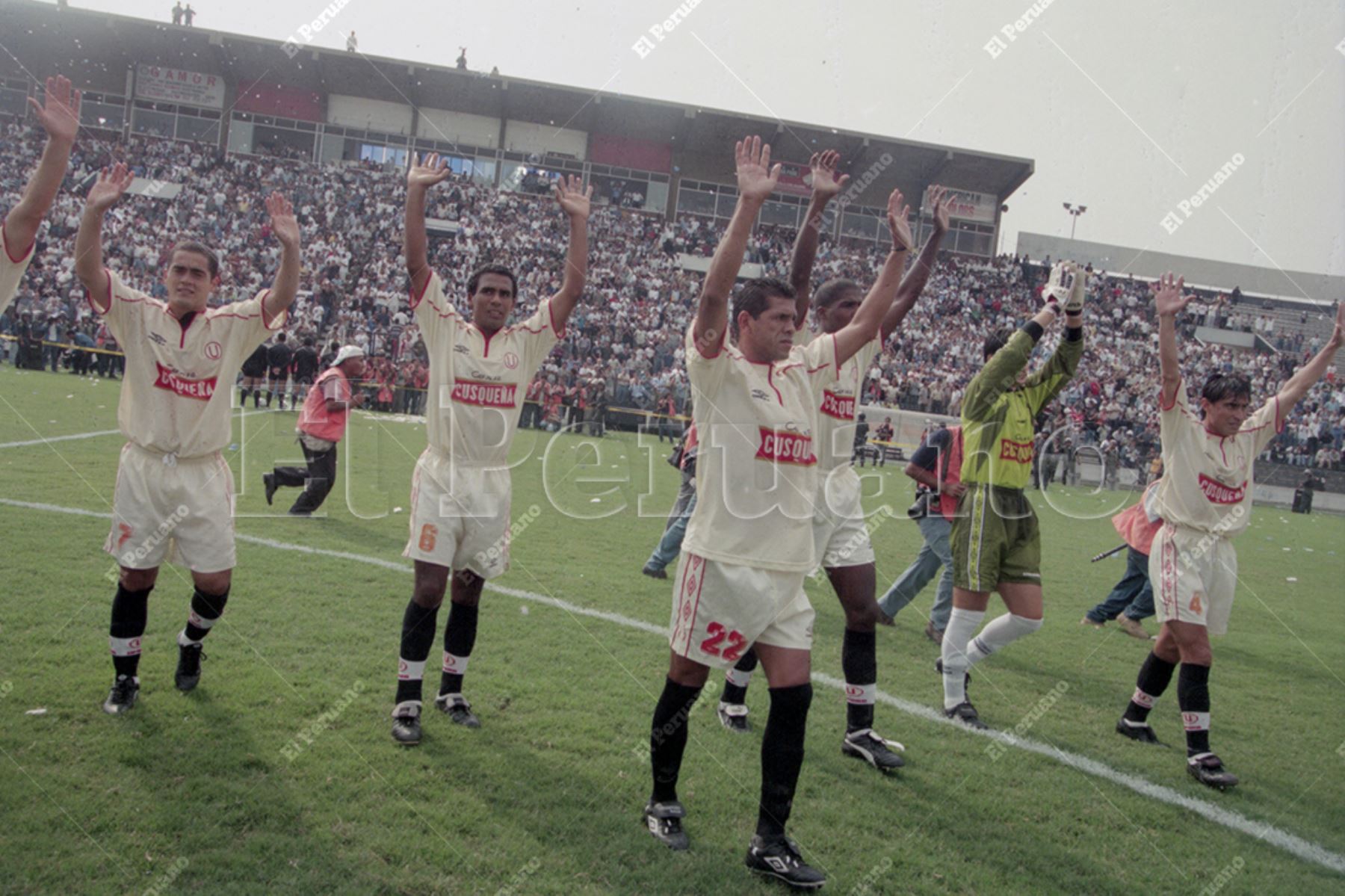 Lima - 20 diciembre 1999 / Universitario  de Deportes se coronó bicampeón del fútbol peruano en el estadio de Alianza Lima, pese a perder 0-1 pues en el primer partido del play off  venció a su clásico rival por 3-0. Foto: Archivo Histórico de El Peruano / Jack Ramón