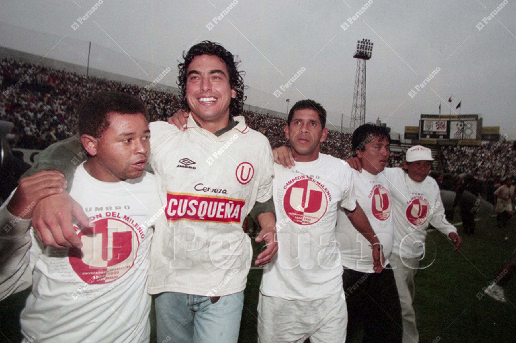 Lima - 20 diciembre 1999 / José del Solar y José Luis Carranza. Los jugadores de Universitario  de Deportes dan la vuelta olímpica en el estadio de Alianza Lima. El cuadro crema se coronó bicampeón del fútbol peruano pese a perder 0-1 pues en el primer partido del play off venció a su clásico rival por 3-0. Foto: Archivo Histórico de El Peruano / Jack Ramón