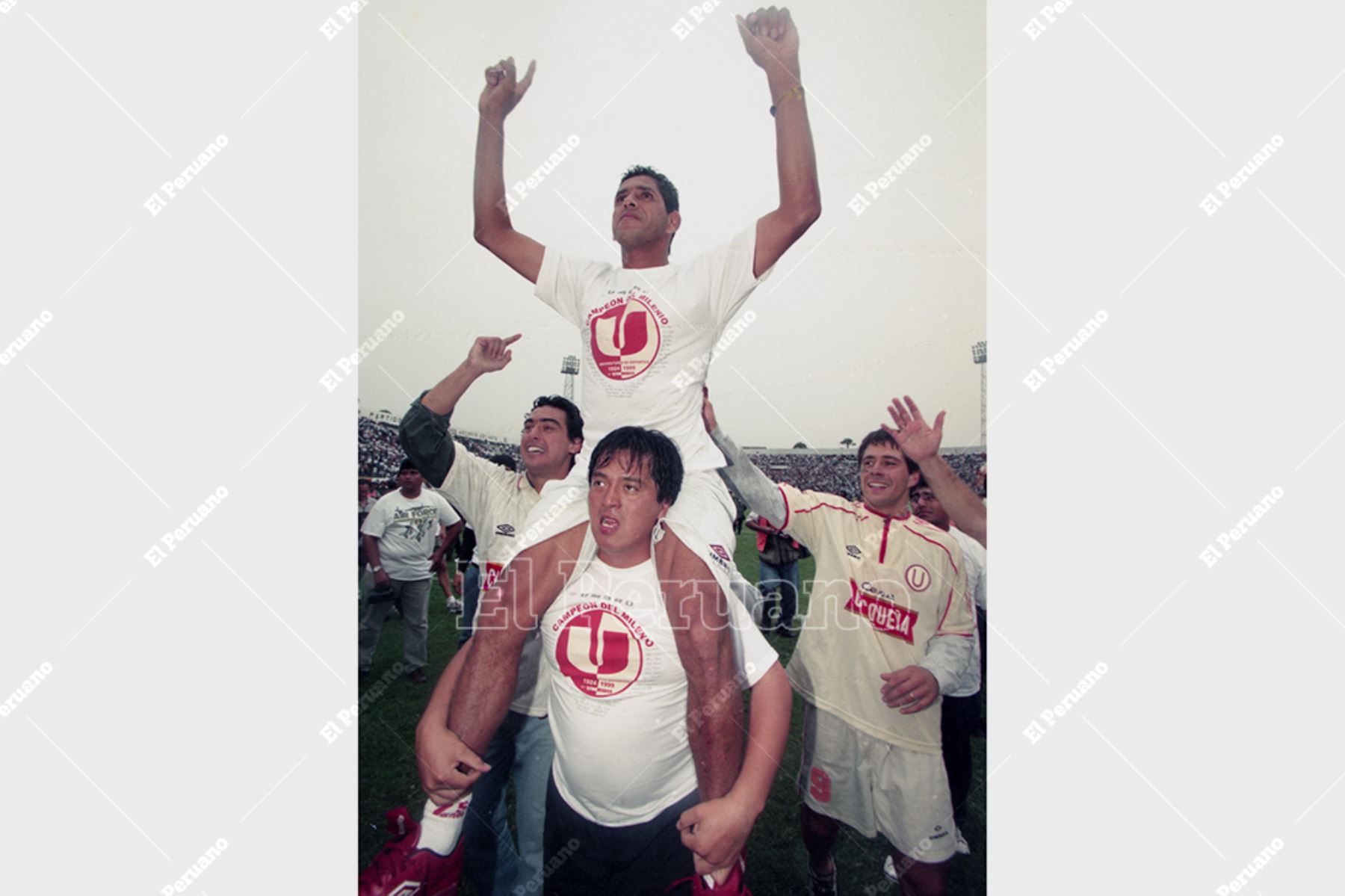 Lima - 20 diciembre 1999 /  La celebración de José Luis Carranza. Los jugadores de Universitario  de Deportes dan la vuelta olímpica en el estadio de Alianza Lima. El cuadro crema se coronó bicampeón del fútbol peruano pese a perder 0-1 pues en el primer partido del play off  venció a su clásico rival por 3-0. Foto: Archivo Histórico de El Peruano / Jack Ramón