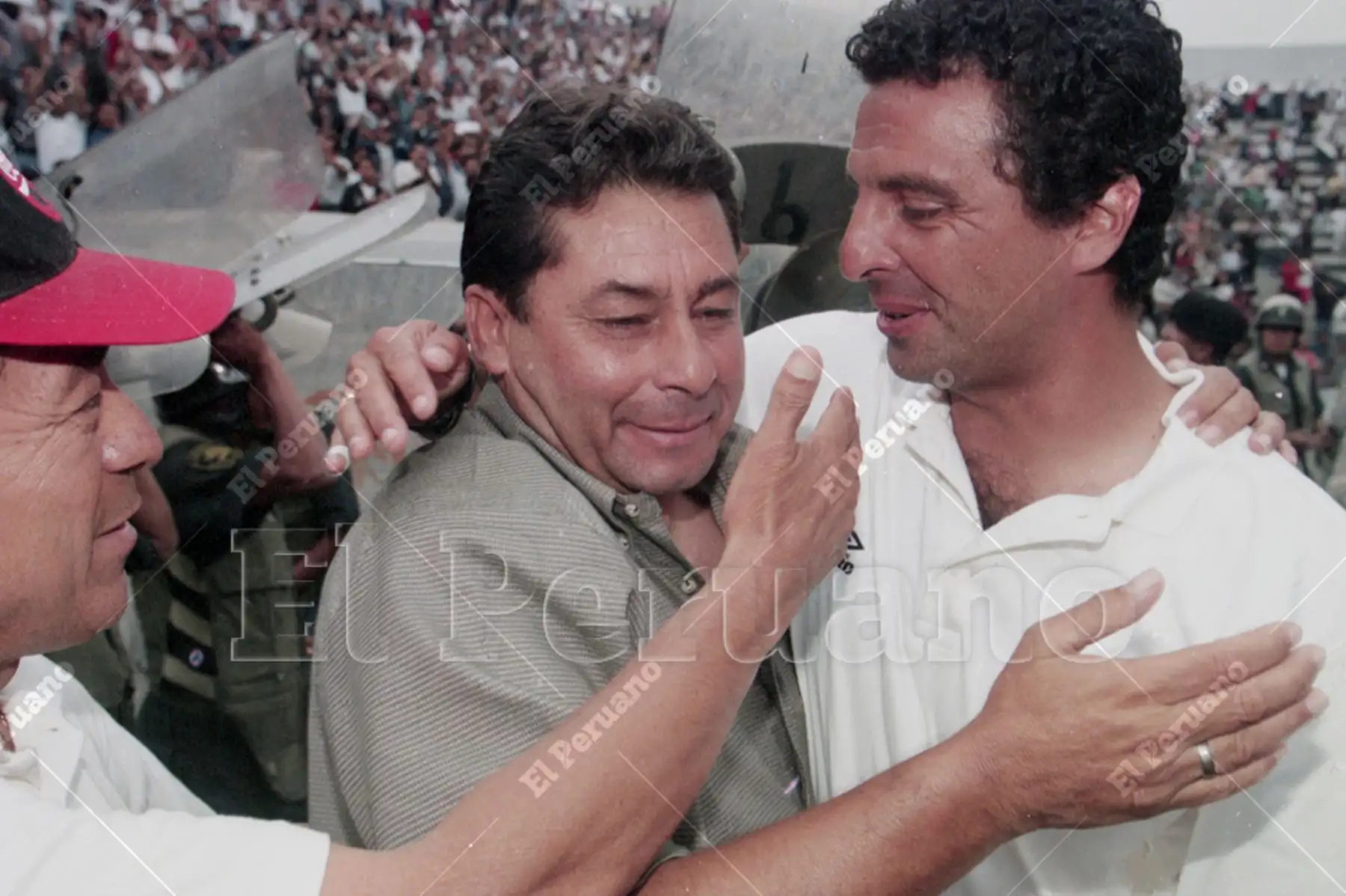 Lima - 20 diciembre 1999 / El doctor Jorge Alva y Javier Chirinos abrazan al entrenador Roberto Chale. Universitario  de Deportes se coronó campeón del fútbol peruano al vencer a su clásico rival y dio la vuelta olímpica en el estadio de Alianza Lima. Foto: Diario Oficial El Peruano / Jack Ramón / Jack Ramón