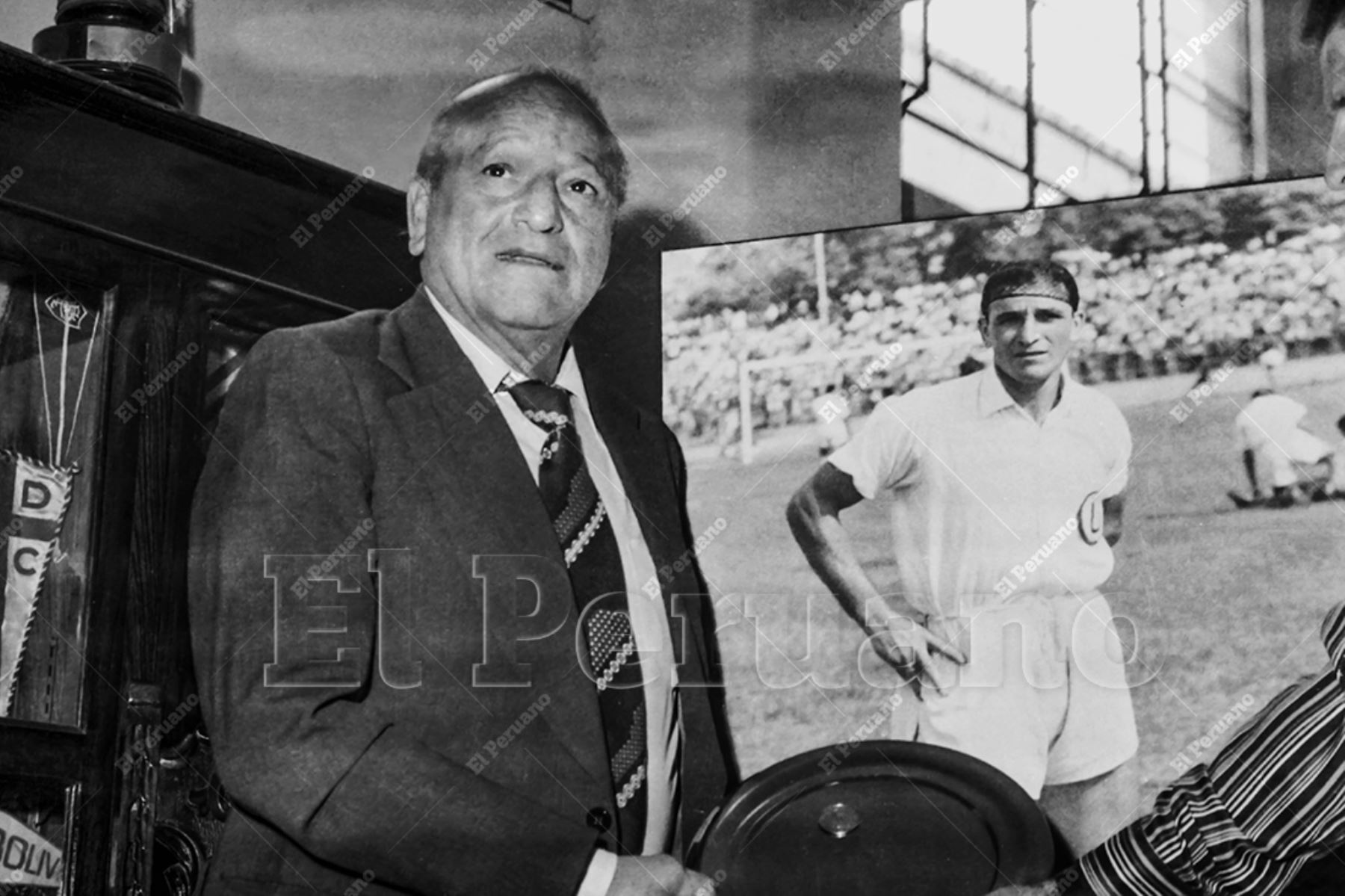 Lima - 23 setiembre 1983 / Teodoro "Lolo" Fernández muestra algunas fotografías de su pasado glorioso. El club Universitario de Deportes y la empresa privada se unieron para apoyar al legendario futbolista crema. Foto: Archivo Histórico de El Peruano / Manuel Cahua