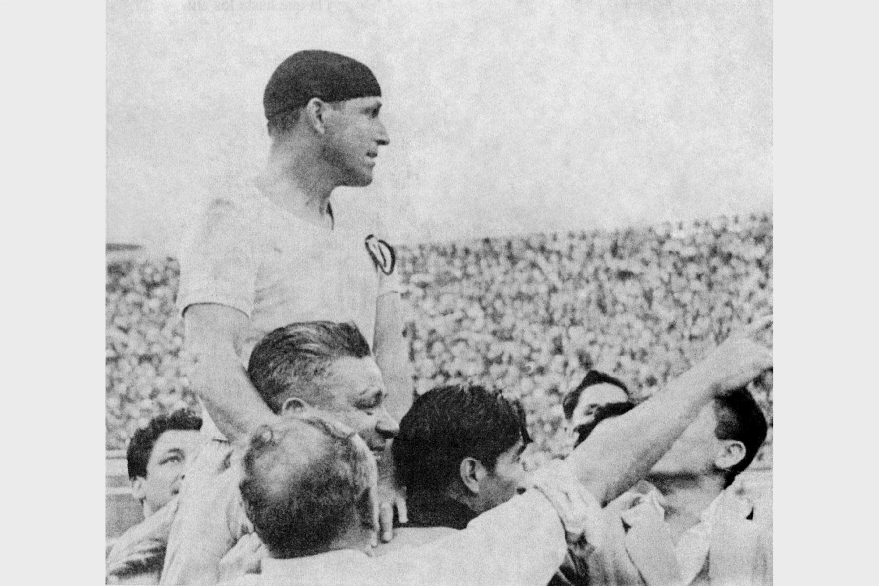 Lima - 30 agosto 1953 / Teodoro "Lolo" Fernández, en hombros de los  hinchas de Universitario de Deportes  el día de su retiro en el Estadio Nacional. Foto: Reproducción diario La Crónica