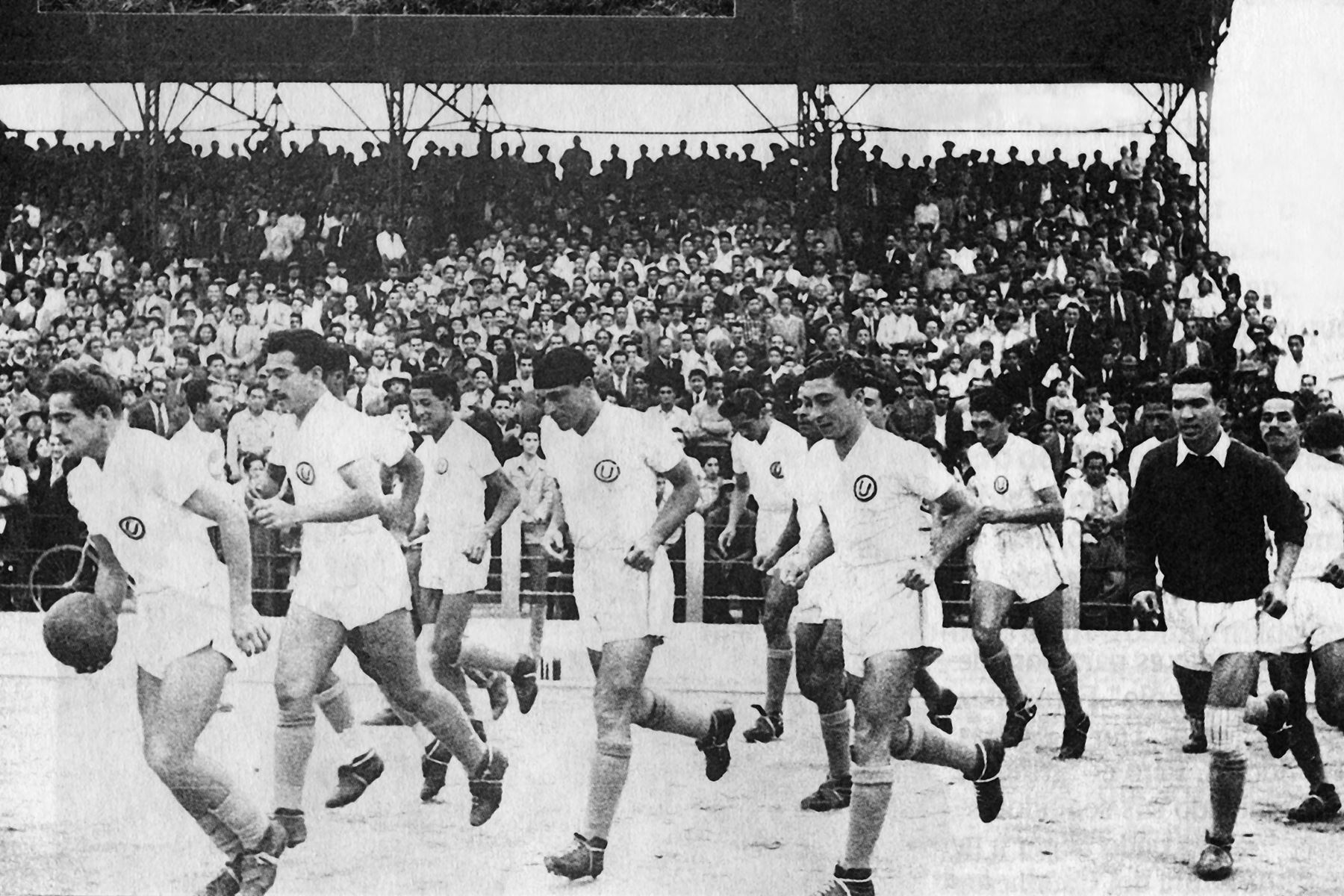 Lima - Década 1940 / Alberto "Toto" Terry y Teodoro "Lolo" Fernández  comandando la salida de Universitario de Deportes. Foto: Libro "Lolo, ídolo eterno"