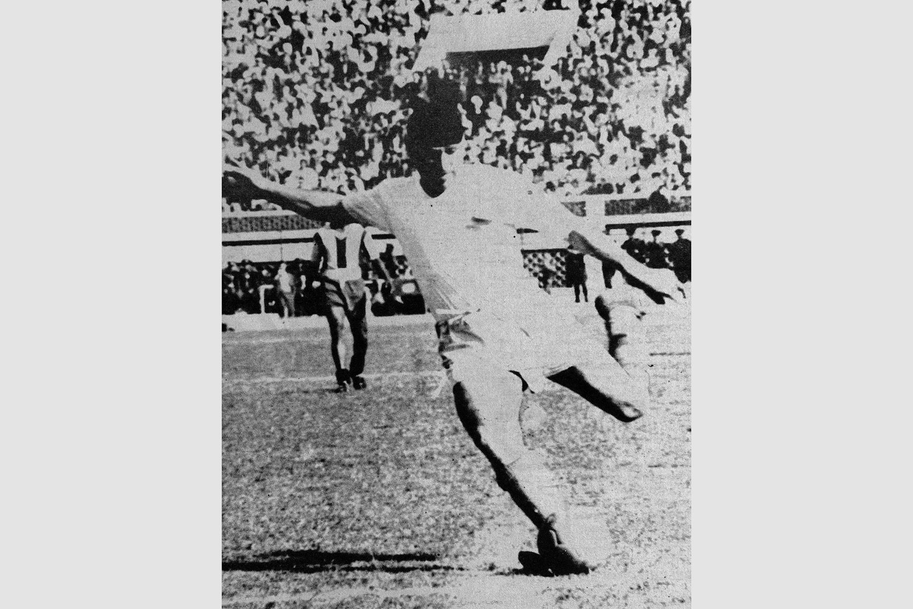 Lima - 30 agosto 1953 / Perfil de un goleador. Teodoro "Lolo" Fernández el día de su retiro en el Estadio Nacional. Foto: Reproducción diario La Crónica