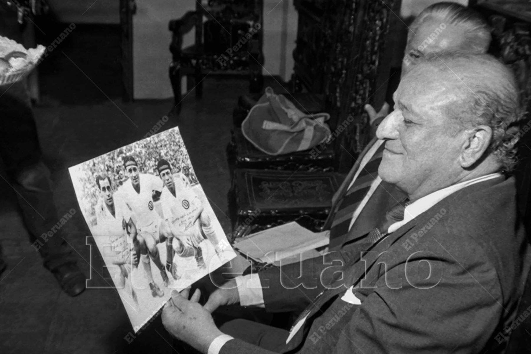 Lima - 23 setiembre 1983 / Teodoro "Lolo" Fernández muestra algunas fotografías de su pasado glorioso. El club Universitario de Deportes y la empresa privada se unieron para apoyar al legendario futbolista crema. Foto: Archivo Histórico de El Peruano / Manuel Cahua