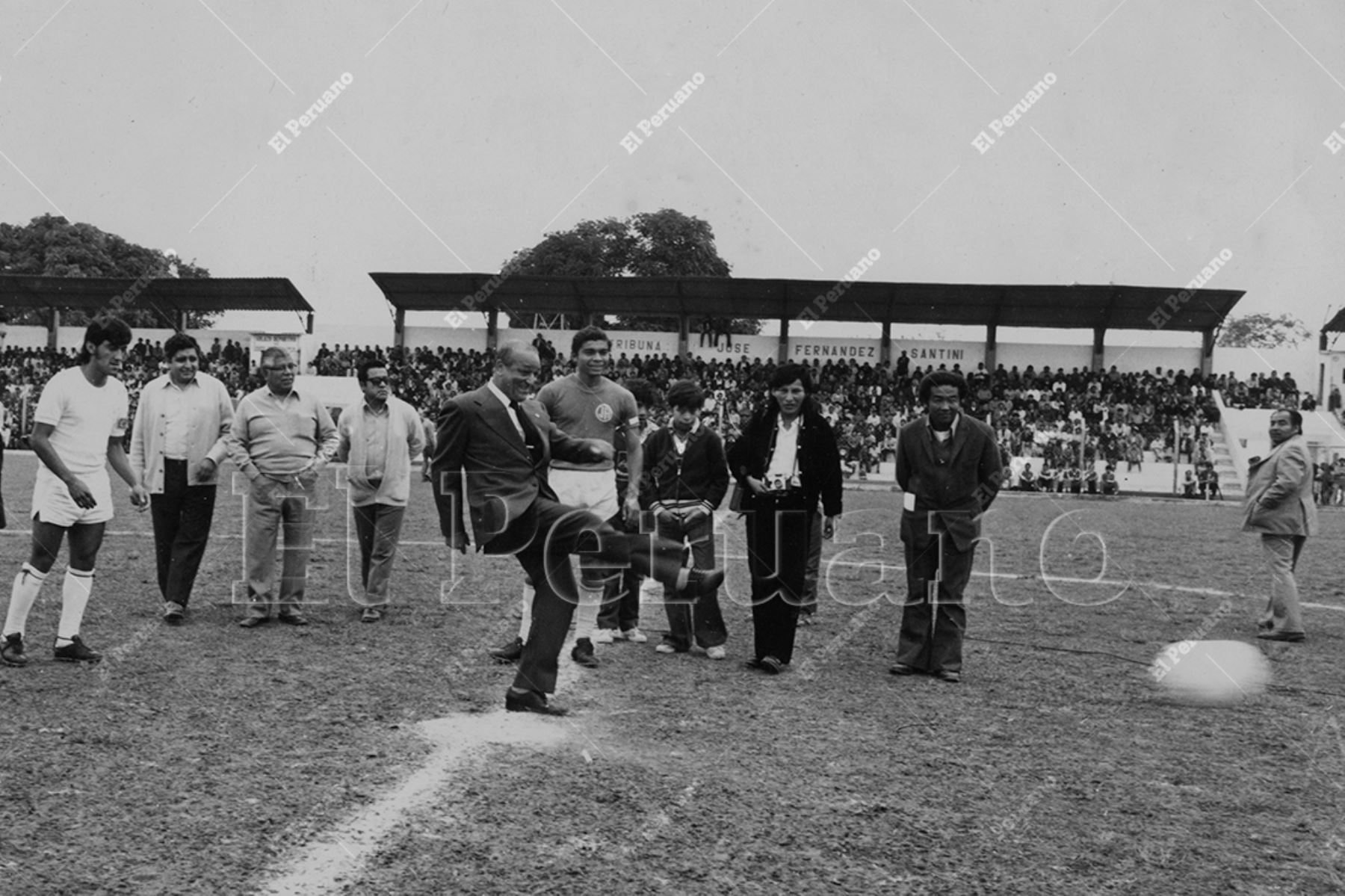 Cañete - 25 agosto 1974 / Teodoro "Lolo" Fernández dando el play de honor antes del encuentro entre el Walter Ormeño y Juan Aurich de Chiclayo.  Foto: Archivo Histórico de El Peruano