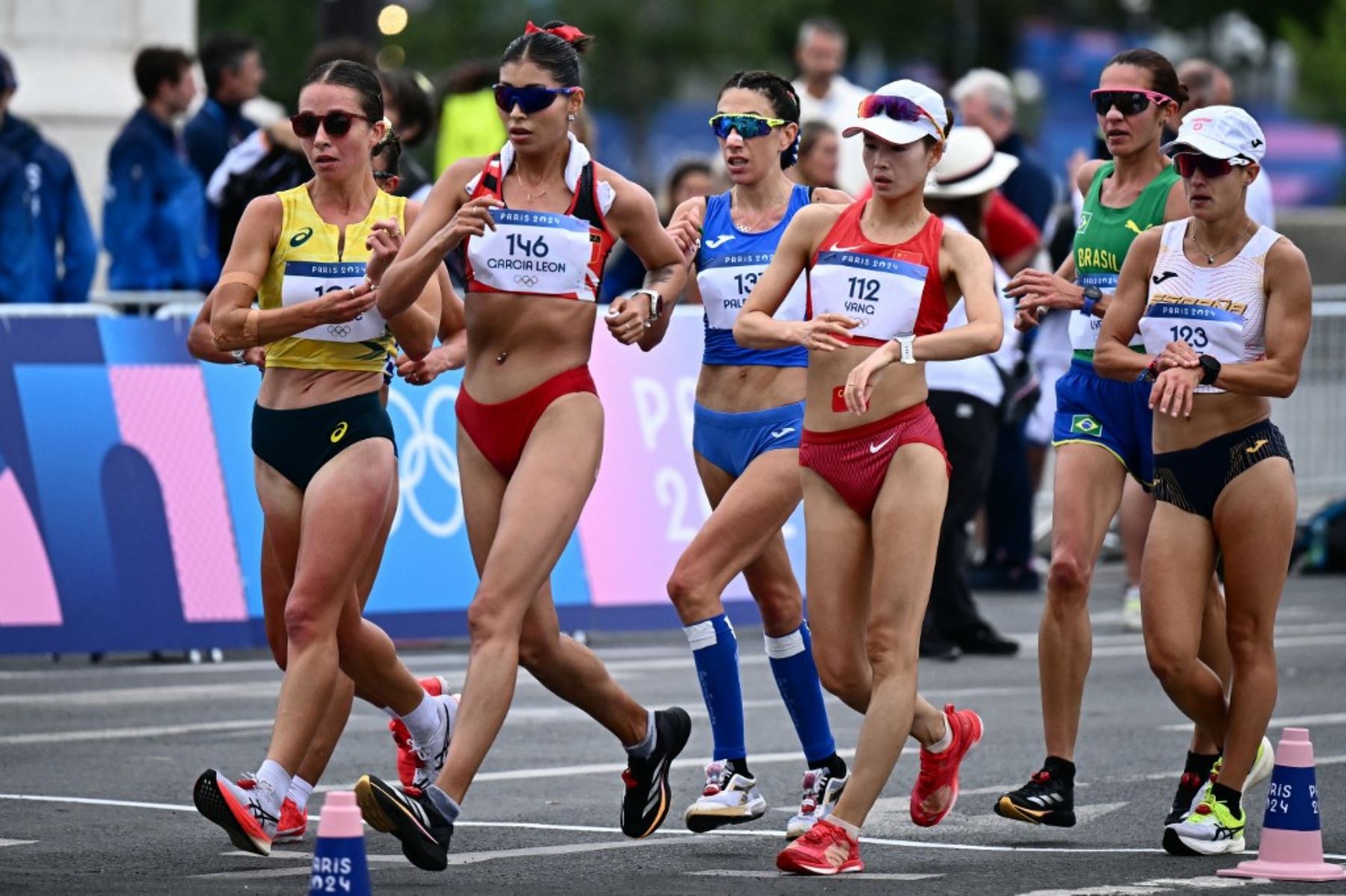 La australiana Jemima Montag, la peruana Kimberly García León, la italiana Antonella Palmisano, la china Yang Jiayu, la brasileña Viviane Lyra y la española María Pérez compiten en la carrera de relevos de maratón mixta de marcha del evento de atletismo en los Juegos Olímpicos de París 2024 en París . Foto: AFP