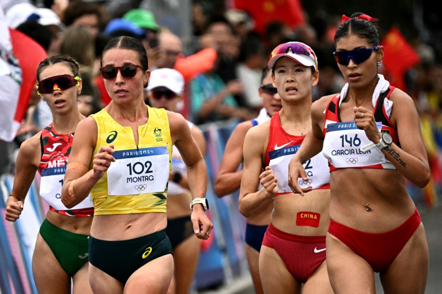 La australiana Jemima Montag, la china Yang Jiayu y la peruana Kimberly García León compiten en la carrera de relevos de marcha de maratón mixta del evento de atletismo en los Juegos Olímpicos de París 2024 en Trocadero en París el 7 de agosto de 2024. Foto: AFP