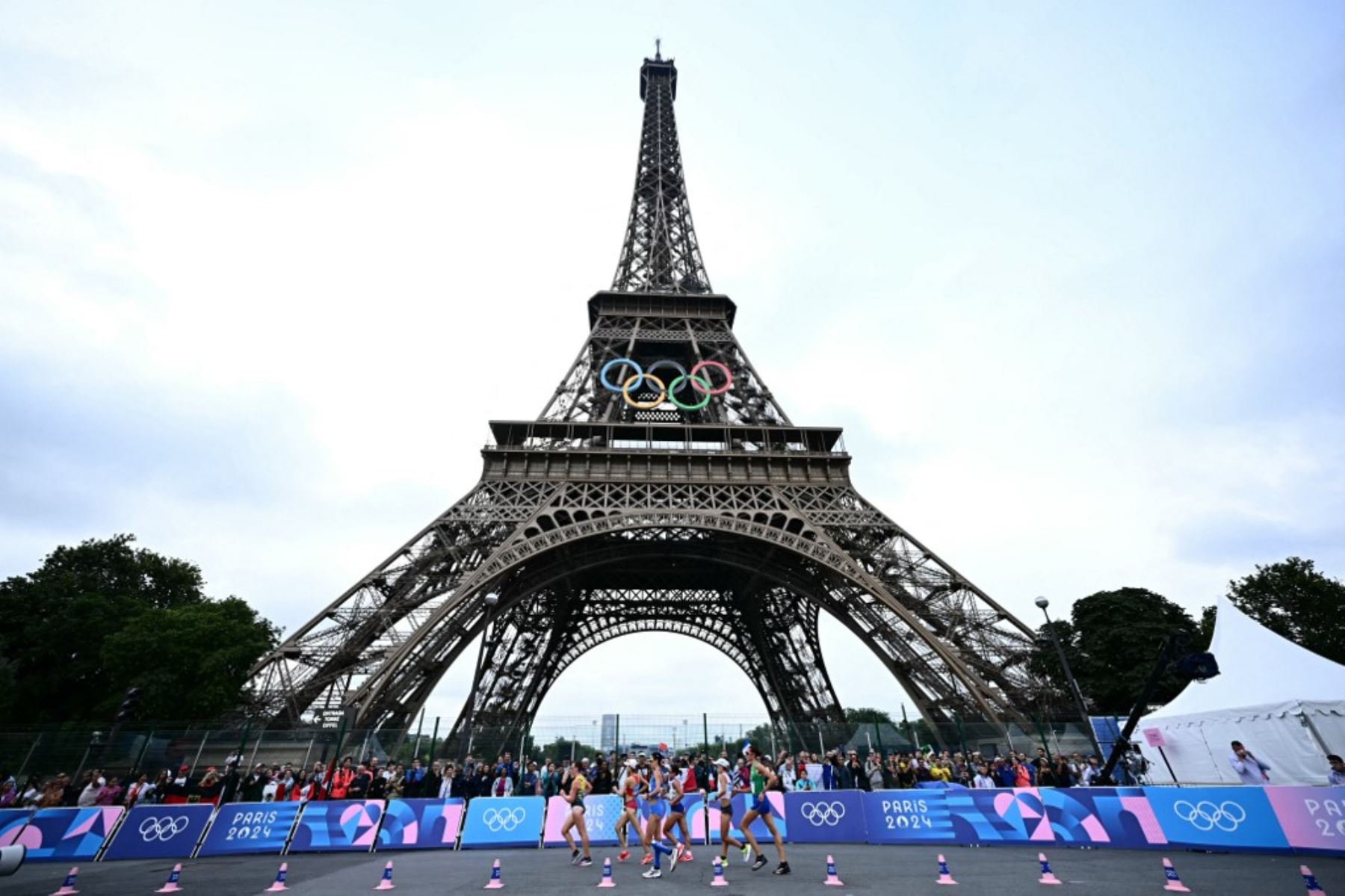 Glenda Morejón de Ecuador, Yang Jiayu de China, Jemima Montag de Australia y la peruana Kimberly García León pasan por la Torre Eiffel mientras compite en la carrera de relevos de marcha de maratón mixta del evento de atletismo en los Juegos Olímpicos de París 2024 . Foto: AFP