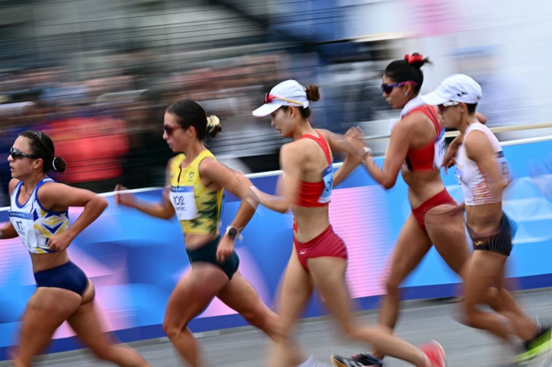 Glenda Morejón de Ecuador, Yang Jiayu de China, Jemima Montag de Australia y la peruana Kimberly García León, compiten en la carrera de relevos de marcha de maratón mixta del evento de atletismo en los Juegos Olímpicos de París 2024 . Foto: AFP