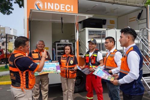 Vehículo simulador de sismos, unidades contra incendios, escaleras telescópicas y más en la feria de prevención de desastres de Pueblo Libre y Breña. Foto:ANDINA/Difusión