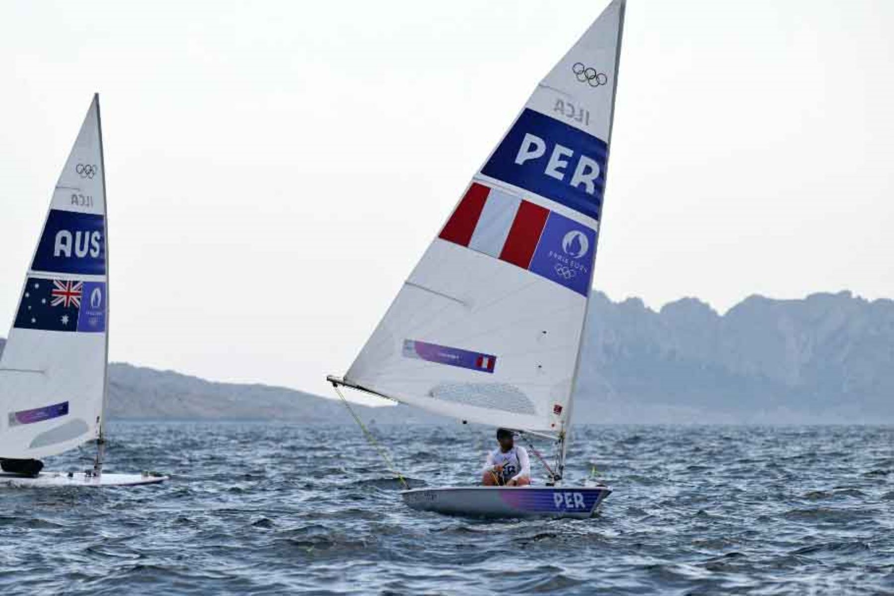 Stefano Peschiera, de Perú, durante la carrera por las medallas del evento masculino de bote ligero de vela ILCA 7 de los Juegos Olímpicos de París 2024 en la Marina Roucas-Blanc en Marsella. Foto: AFP