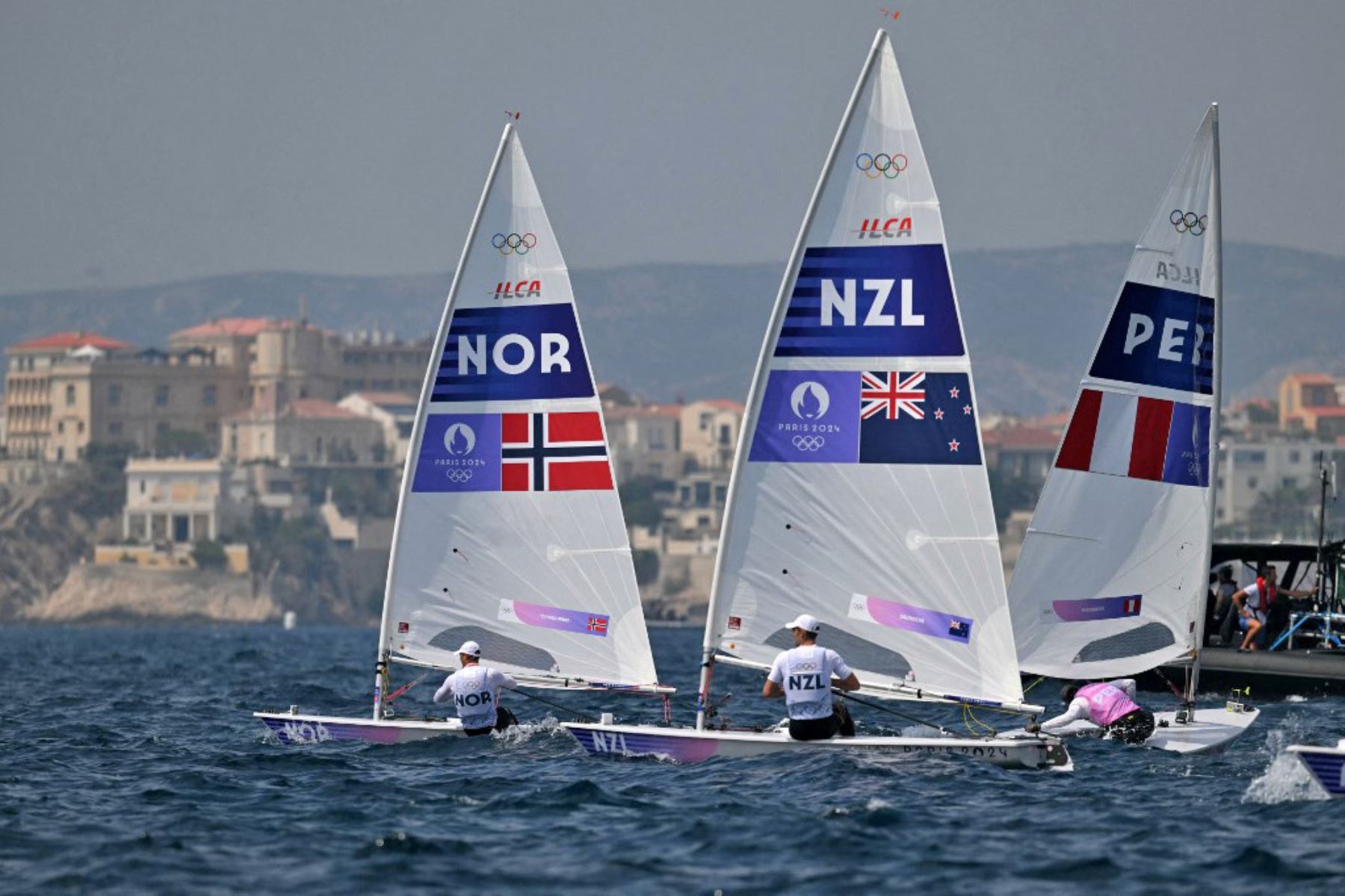 Stefano Peschiera, de Perú, durante la carrera por las medallas del evento masculino de bote ligero de vela ILCA 7 de los Juegos Olímpicos de París 2024 en la Marina Roucas-Blanc en Marsella. Foto: AFP