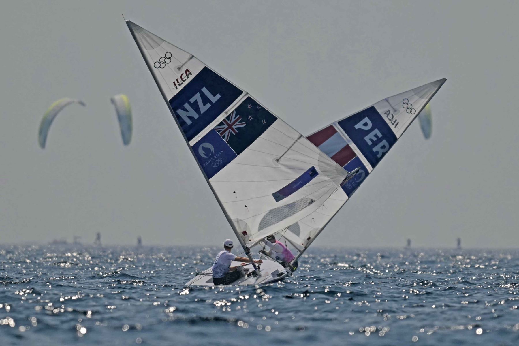 Stefano Peschiera, de Perú, durante la carrera por las medallas del evento masculino de bote ligero de vela ILCA 7 de los Juegos Olímpicos de París 2024 en la Marina Roucas-Blanc en Marsella. Foto: AFP