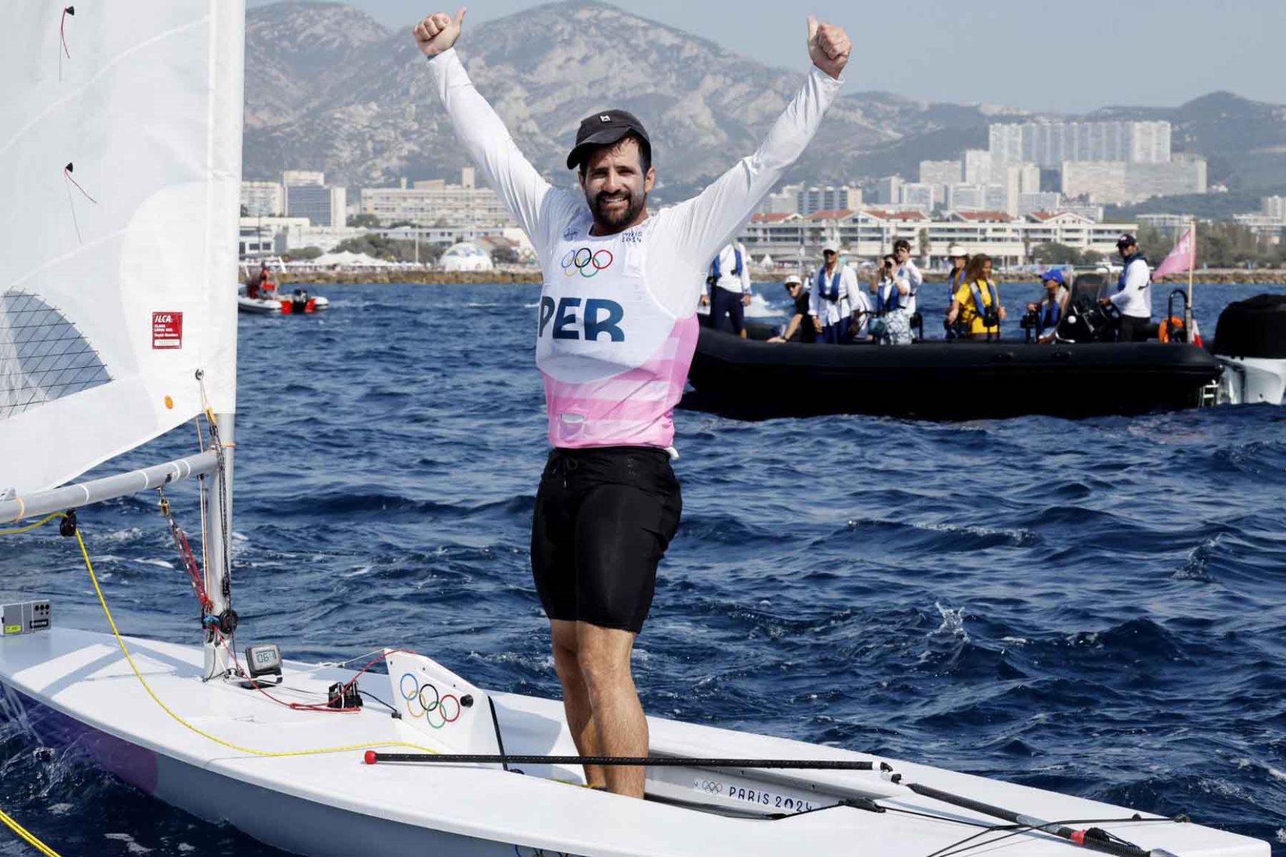 Stefano Peschiera de Perú celebra tras quedar tercero en la carrera por la medalla de bote masculino de las competiciones de vela en los Juegos Olímpicos de París 2024, en el puerto deportivo de Marsella, Francia. Foto: EFE