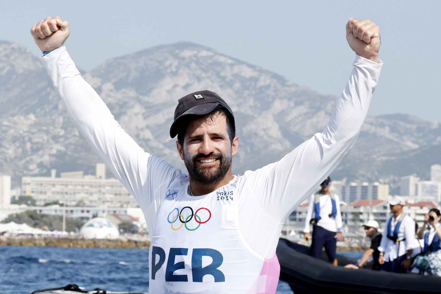 Stefano Peschiera de Perú celebra tras quedar tercero en la carrera por la medalla de bote masculino de las competiciones de vela en los Juegos Olímpicos de París 2024, en el puerto deportivo de Marsella, Francia. Foto: EFE