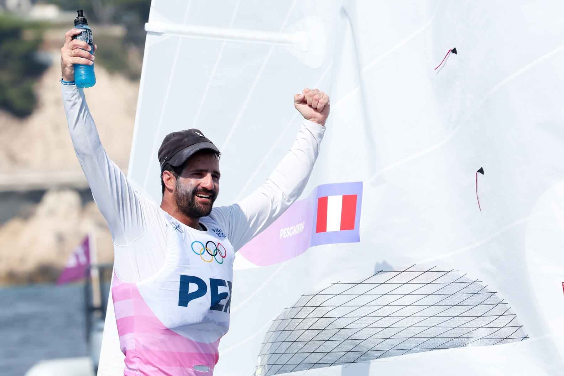 Stefano Peschiera de Perú celebra tras quedar tercero en la carrera por la medalla de bote masculino de las competiciones de vela en los Juegos Olímpicos de París 2024, en el puerto deportivo de Marsella, Francia. Foto: EFE