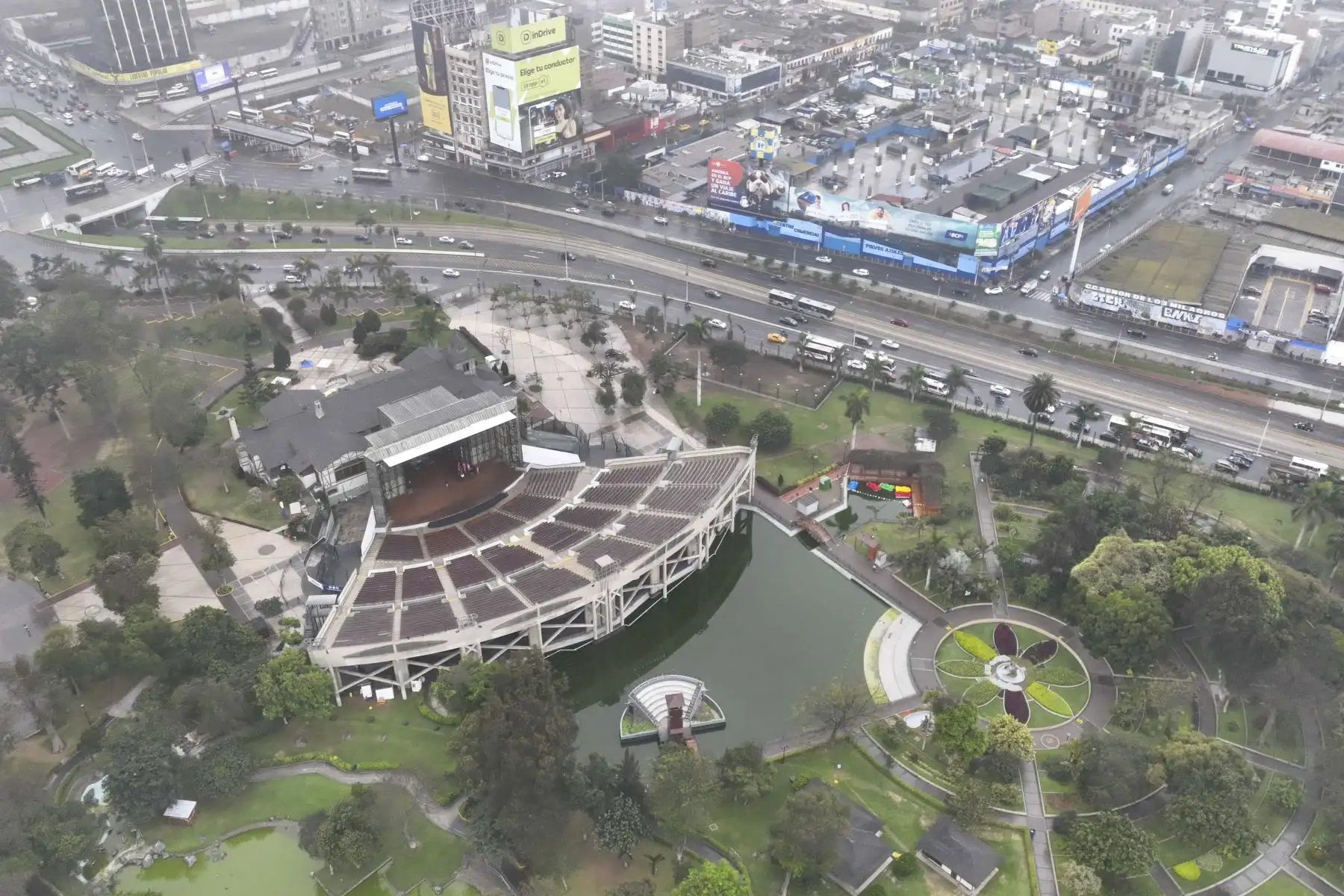 Panorámica del anfiteatro del Parque de la Exposición durante una garúa contínua.

Foto: ANDINA/Juan Carlos Guzmán Negrini