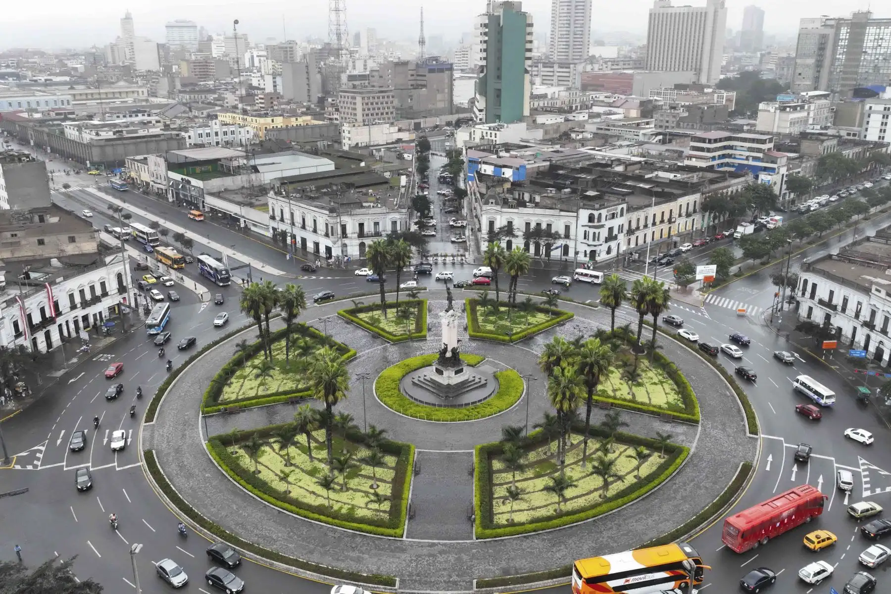 Panorámica de la plaza Bolognesi durante una garúa contínua.

Foto: ANDINA/Juan Carlos Guzmán Negrini