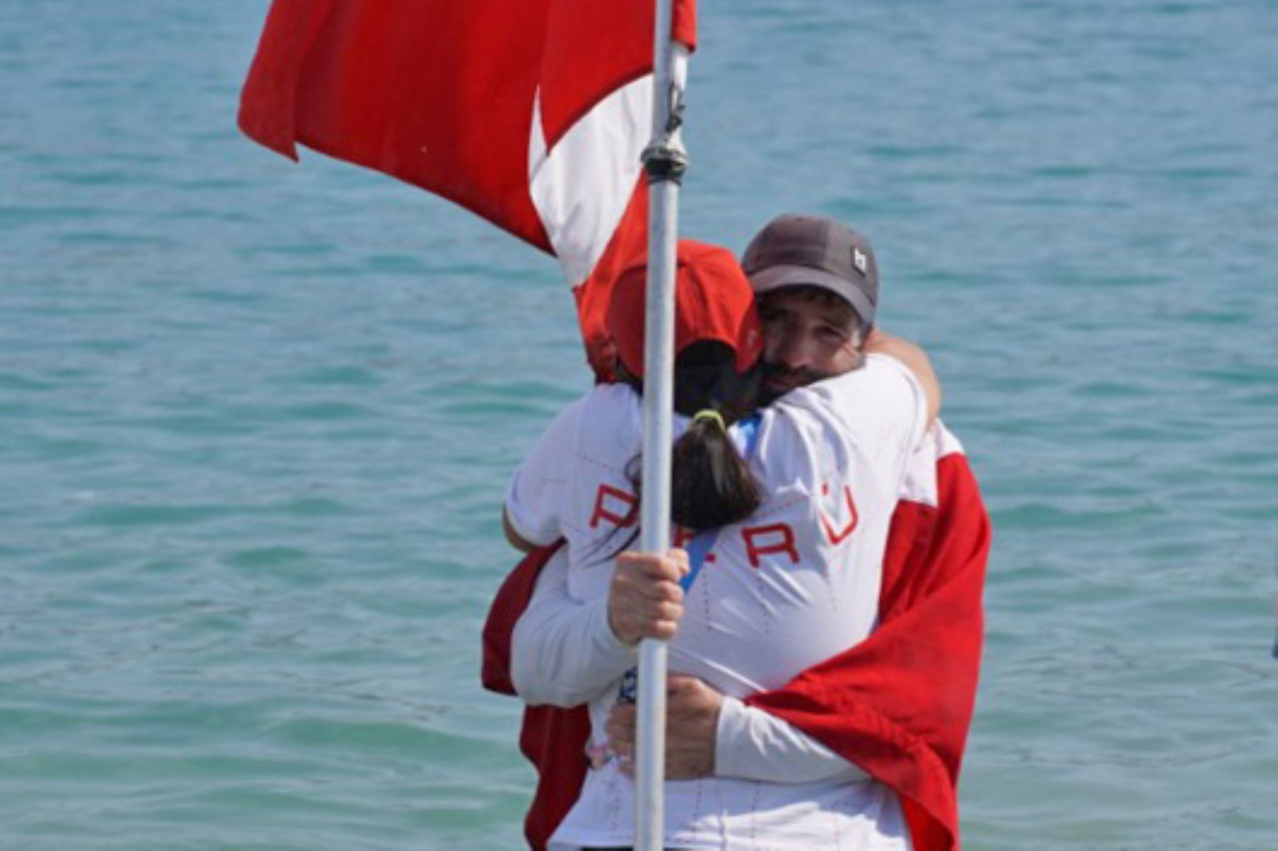 Stefano Peschiera celebra con la Bandera peruana tras conquistar la medalla olímpica de bronce en vela, modalidad dinghy masculino, al ocupar el tercer lugar en la clasificación general en los Juegos Olímpicos de París 2024, en la competencia disputada en Marsella. Foto: Team Perú.