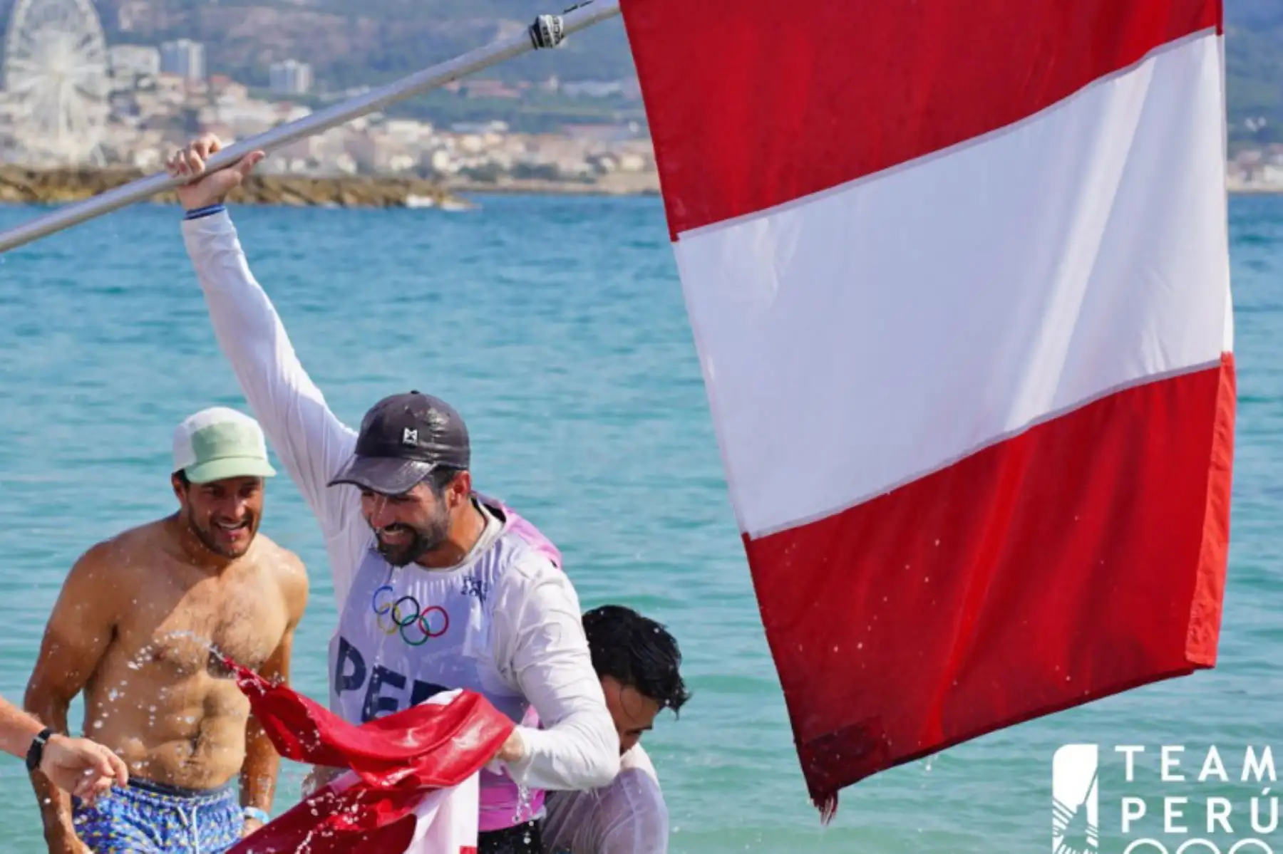 Stefano Peschiera celebra con la bandera peruana tras conquistar la medalla olímpica de bronce en vela, modalidad dinghy masculino, al ocupar el tercer lugar en la clasificación general en los Juegos Olímpicos de París 2024, en la competencia disputada en Marsella. Foto: Team Perú