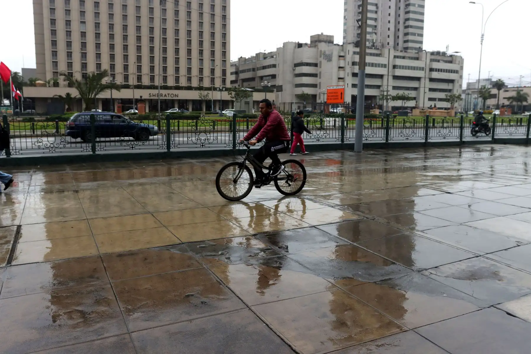 Calles mojadas y descenso en la temperatura son el panorama desde la madrugada en la capital debido a una intensa llovizna que sorprendió a los limeños.
Foto: ANDINA / Lino Chipana.