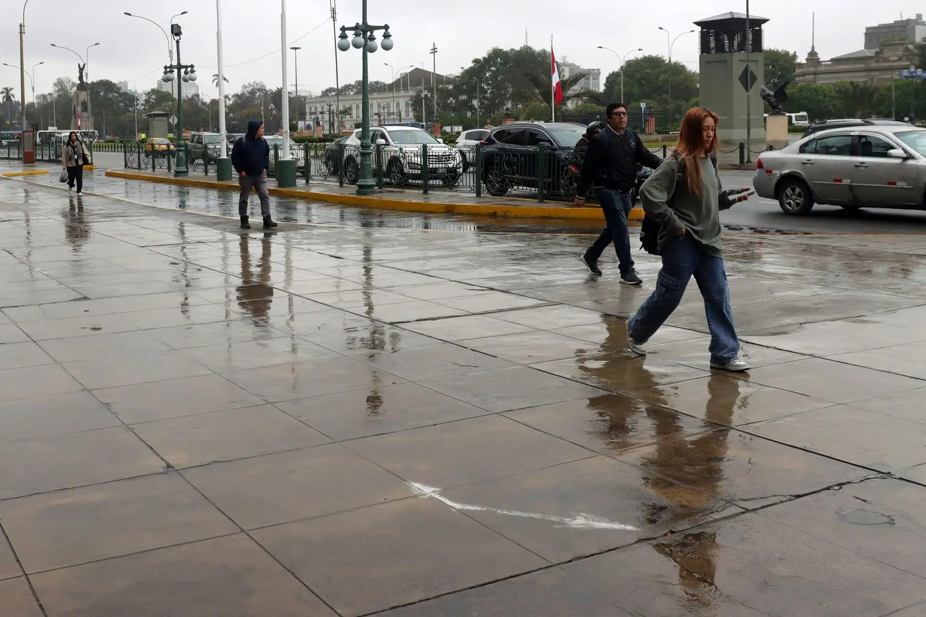 Calles mojadas y descenso en la temperatura pronostica Senamhi para esta semana en Lima, sobre todo en distritos del sur. Foto: ANDINA / Lino Chipana.