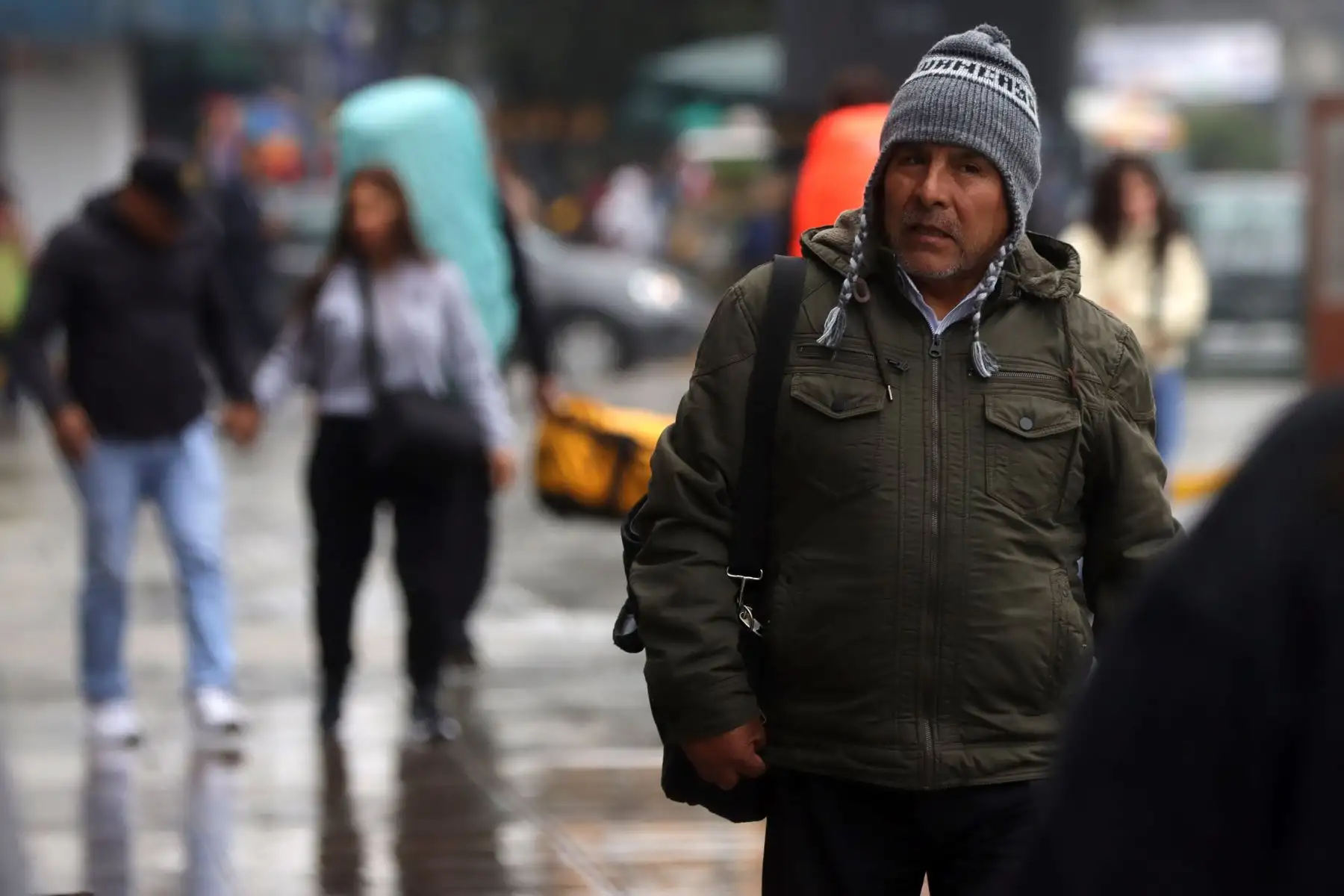 Calles mojadas y descenso en la temperatura son el panorama desde la madrugada en la capital debido a una intensa llovizna que sorprendió a los limeños.
Foto: ANDINA / Lino Chipana.