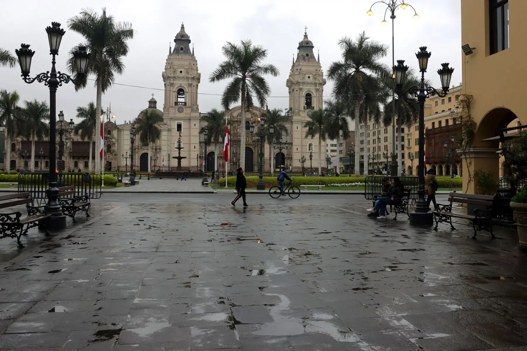 Calles mojadas y descenso en la temperatura son el panorama desde la madrugada en la capital debido a una intensa llovizna que sorprendió a los limeños.
Foto: ANDINA / Lino Chipana.