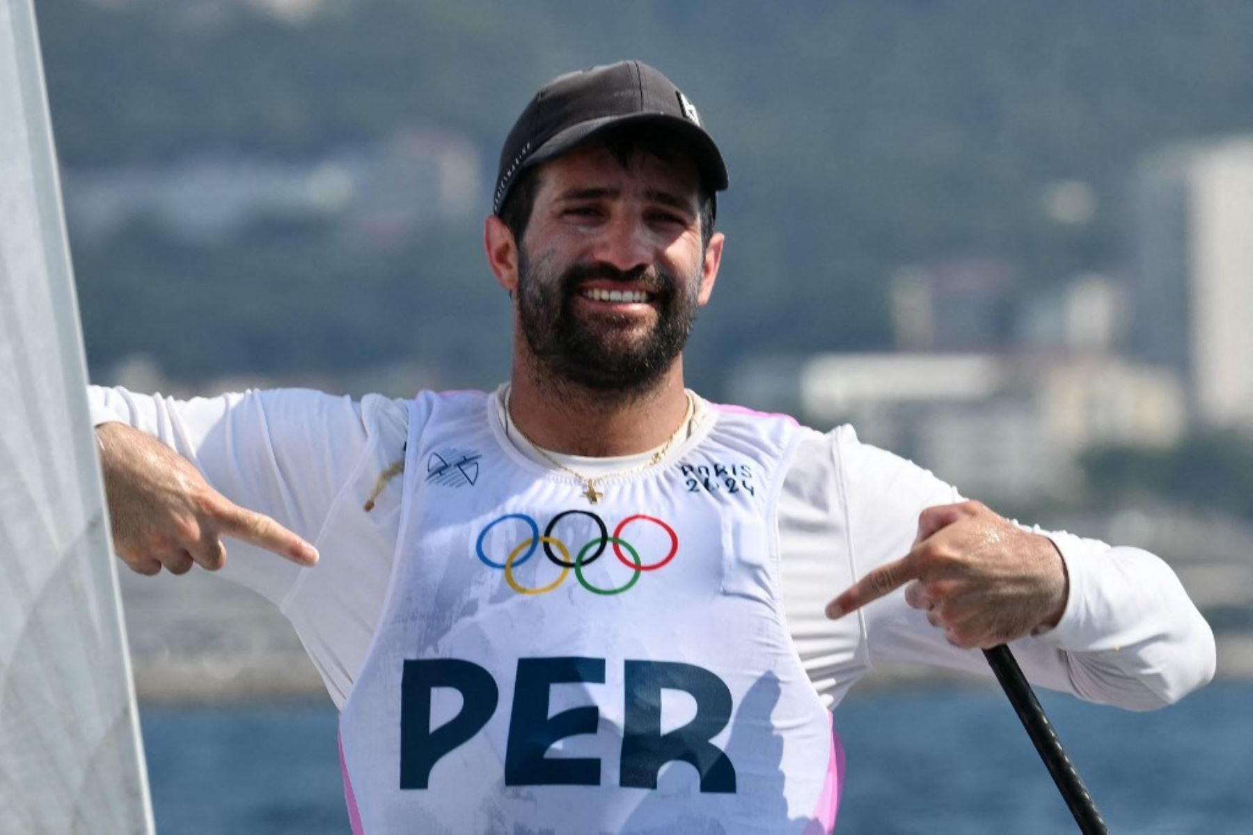 Stefano Peschiera, medallista de bronce de Perú, celebra después de la carrera por la medalla del evento de bote ligero masculino ILCA 7 durante la competencia de vela de los Juegos Olímpicos de París 2024 en el puerto deportivo Roucas-Blanc en Marsella el 7 de agosto de 2024. Foto: AFP