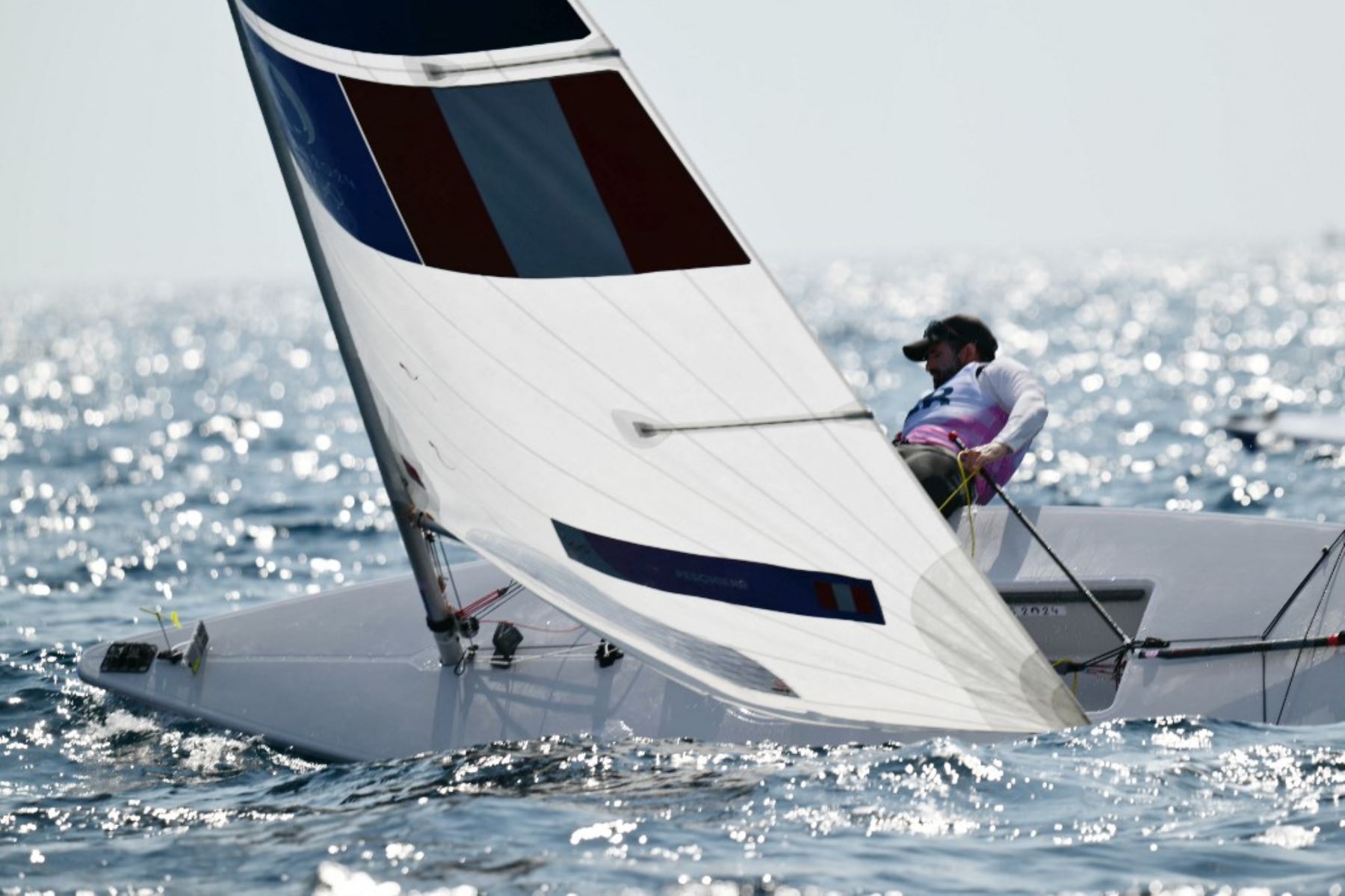 Stefano Peschiera, medallista de bronce de Perú, celebra después de la carrera por la medalla del evento de bote ligero masculino ILCA 7 durante la competencia de vela de los Juegos Olímpicos de París 2024 en el puerto deportivo Roucas-Blanc en Marsella el 7 de agosto de 2024. Foto: AFP